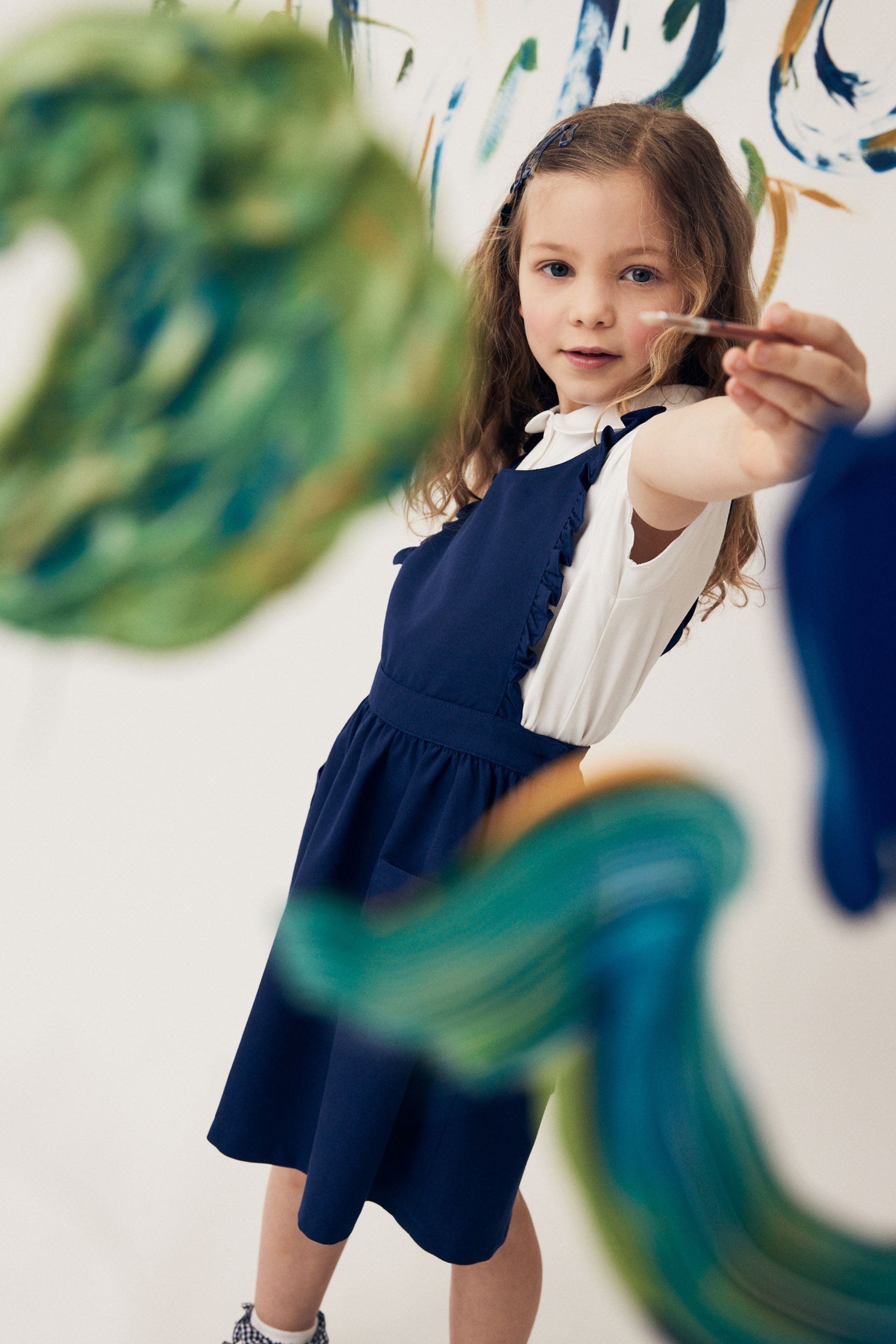 Next Latzkleid Schulkleidung Latzkleid mit Rüschendetail (1-tlg)