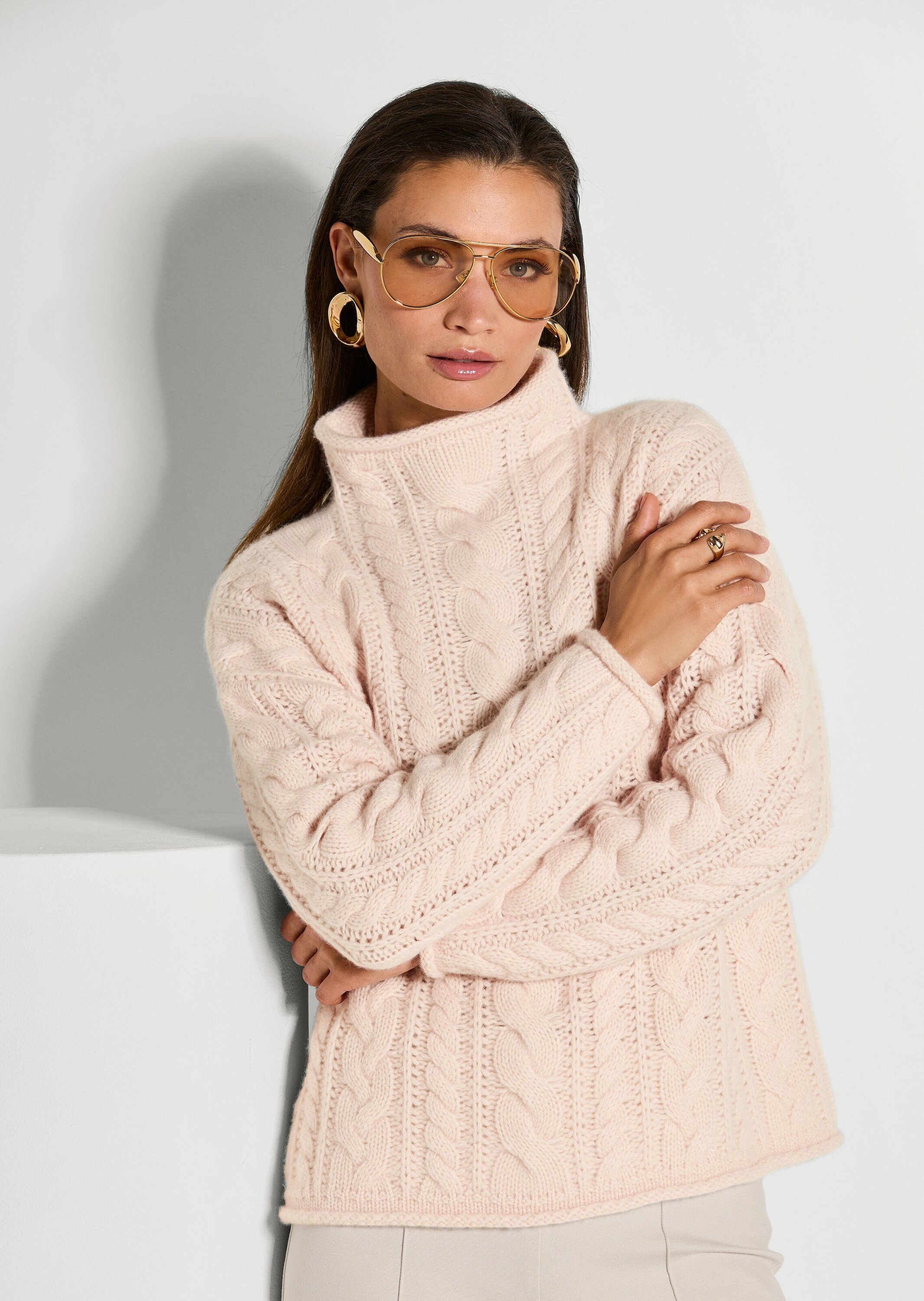 MADELEINE Strickpullover Stilvoller Grobstrickpullover mit Zopfmuster Flauschiger Wollpullover mit Stehkragen und Langarm