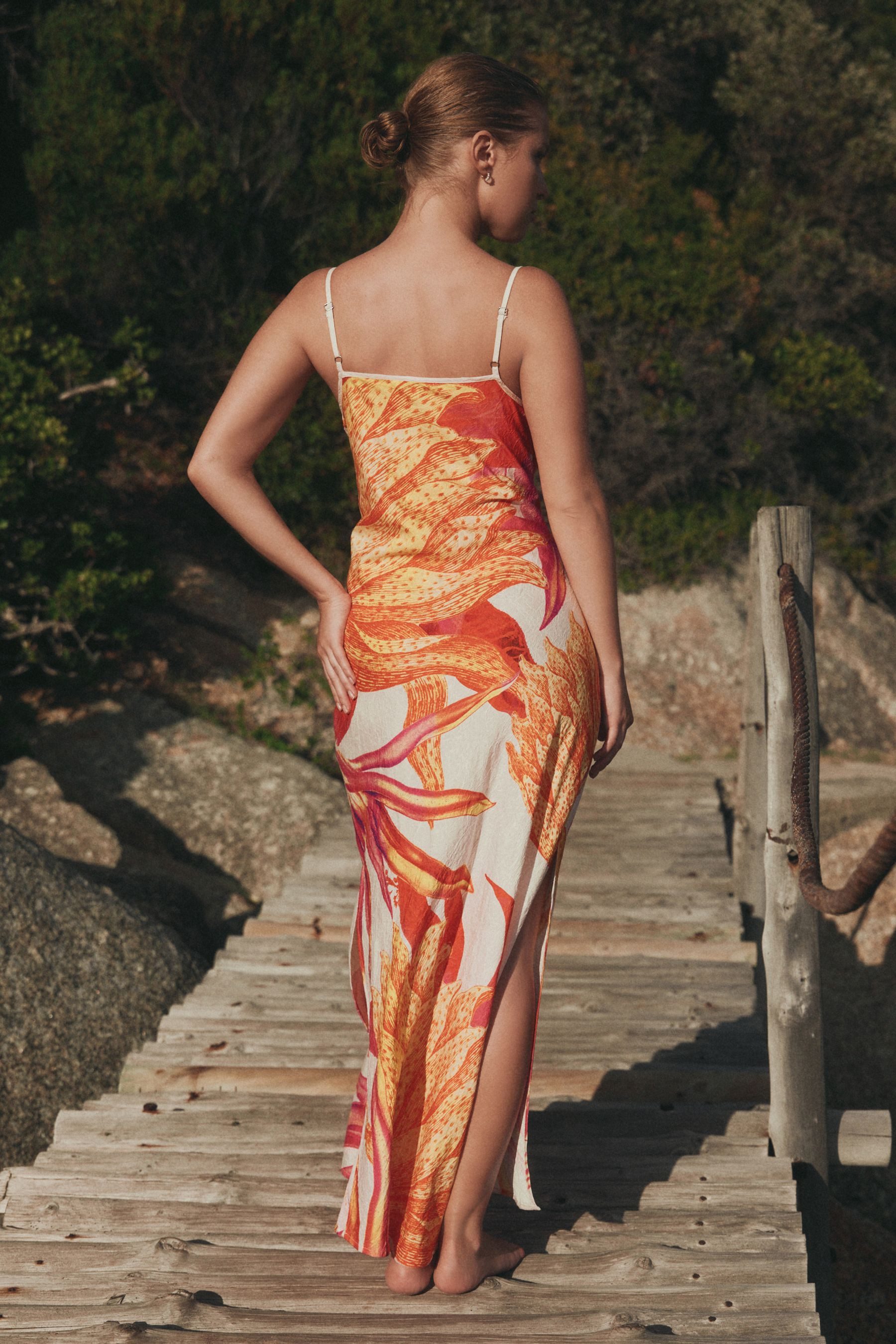 Next Trägerkleid Maxikleid mit Wasserfallausschnitt und Trägern (1-tlg)