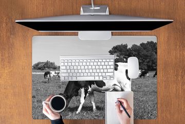 MuchoWow Gaming Mauspad Friesische Kühe grasen auf der Weide - schwarz und weiß (1-St), Büro für Tastatur und Maus, Mousepad Gaming, 90x60 cm, XXL, Großes