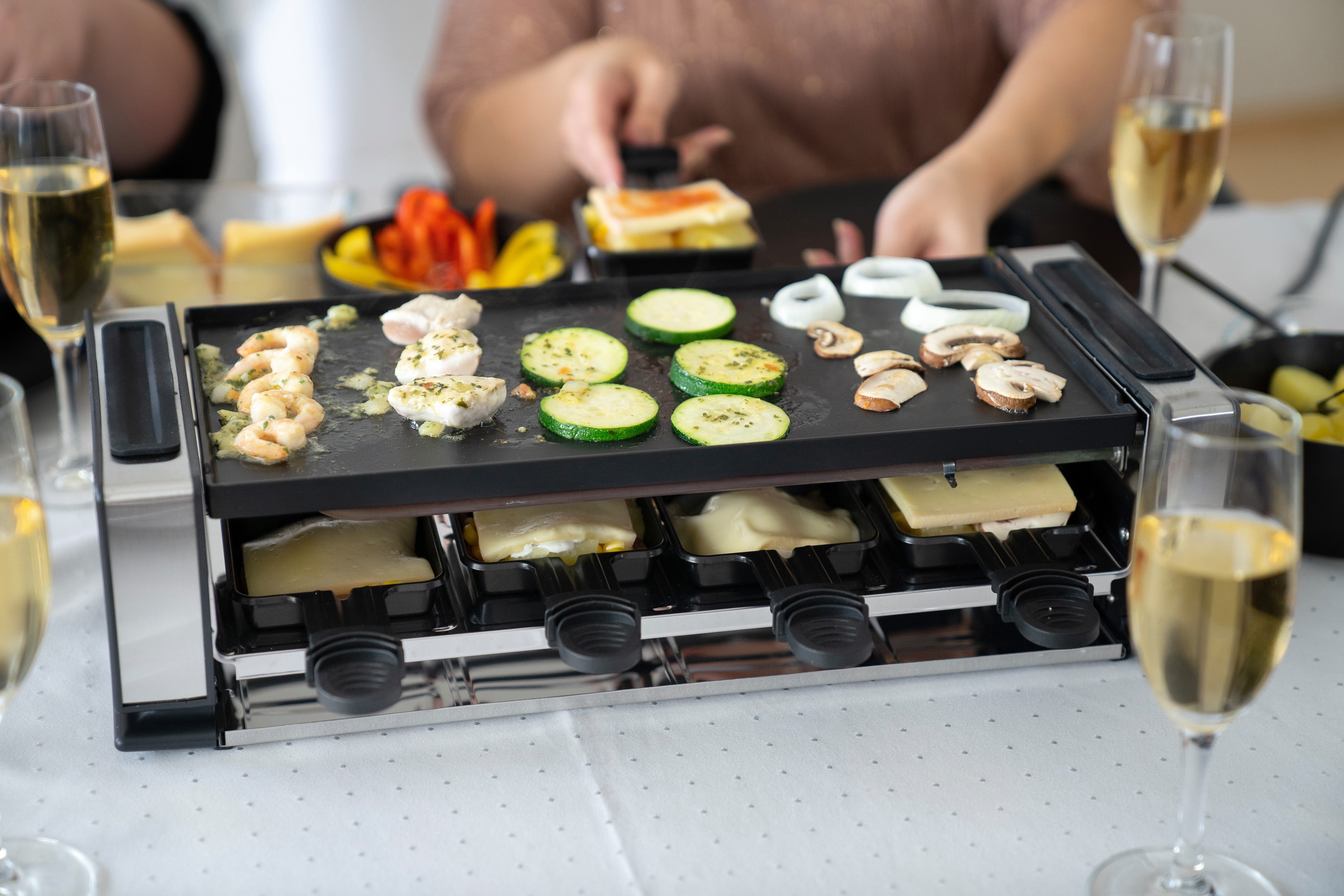 Unold Raclette Finesse Basic 48730, 8 Raclettepfännchen, 1200 W, wendbare Grillplatte glatt und geriffelt