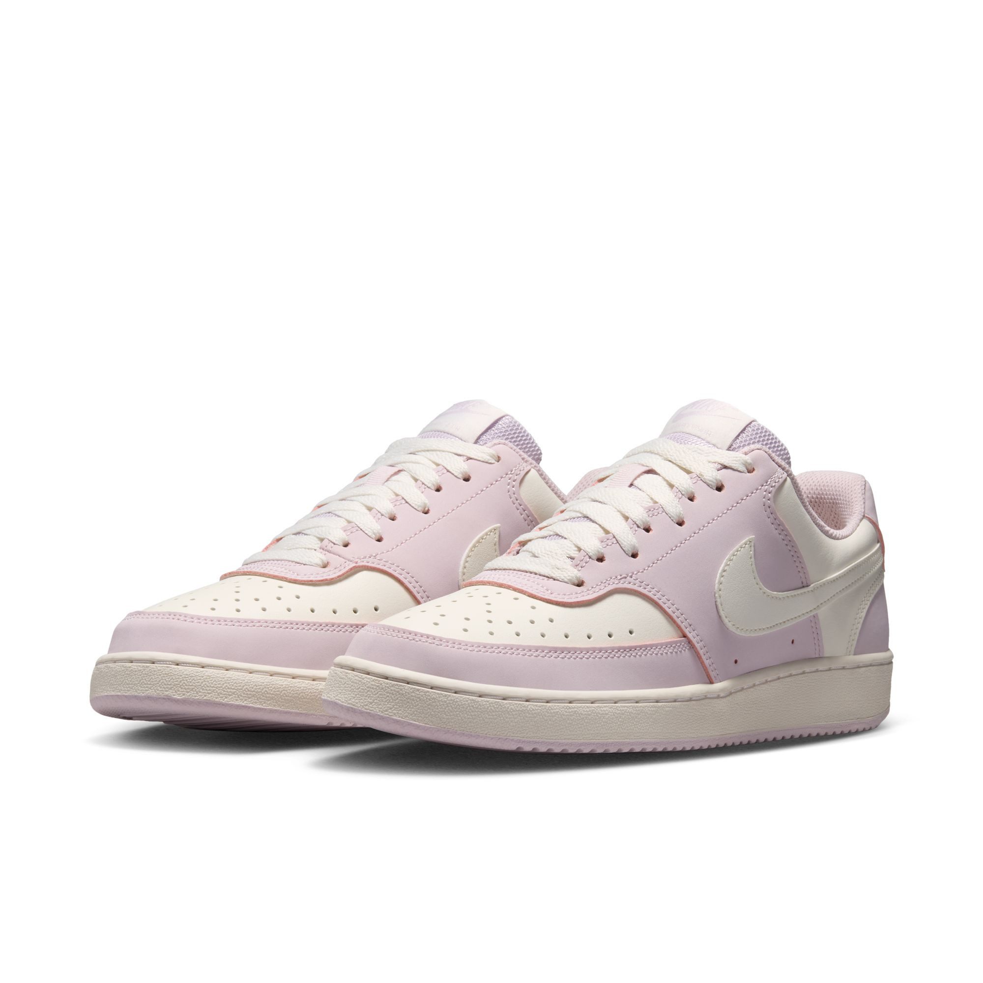 Nike Sportswear W COURT VISION LOW P NBK Sneaker inspiriert vom Design des Nike Air Force