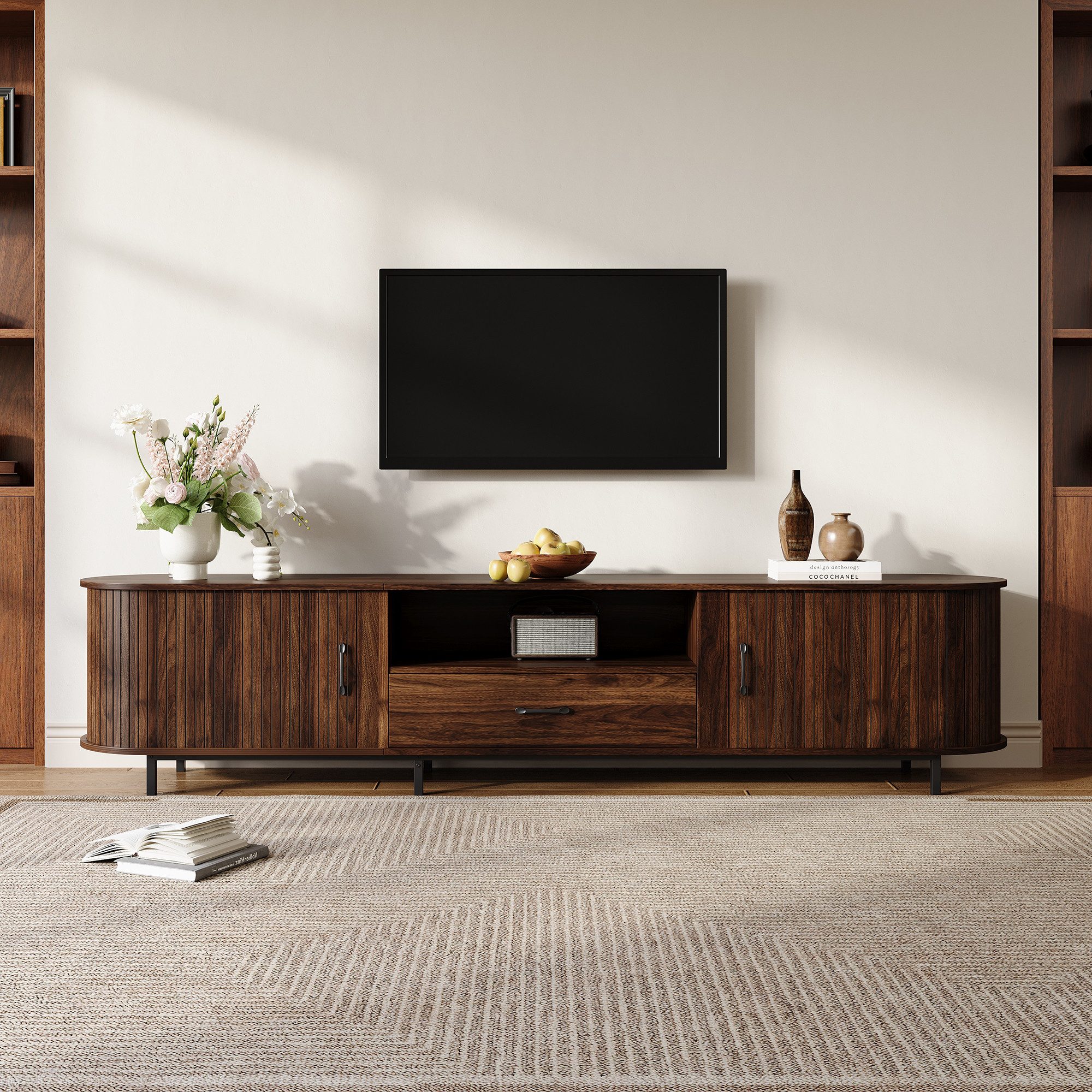 KLAM HOME Lowboard TV‑Schrank 180cm mit Retro‑Rillenoptik für Wohnzimmer (TV‑Lowboard mit 2 Schiebetüren, Schublade & offenen Fächern), Moderner Fernsehschrank in Walnussfarbe mit Metallbeinen