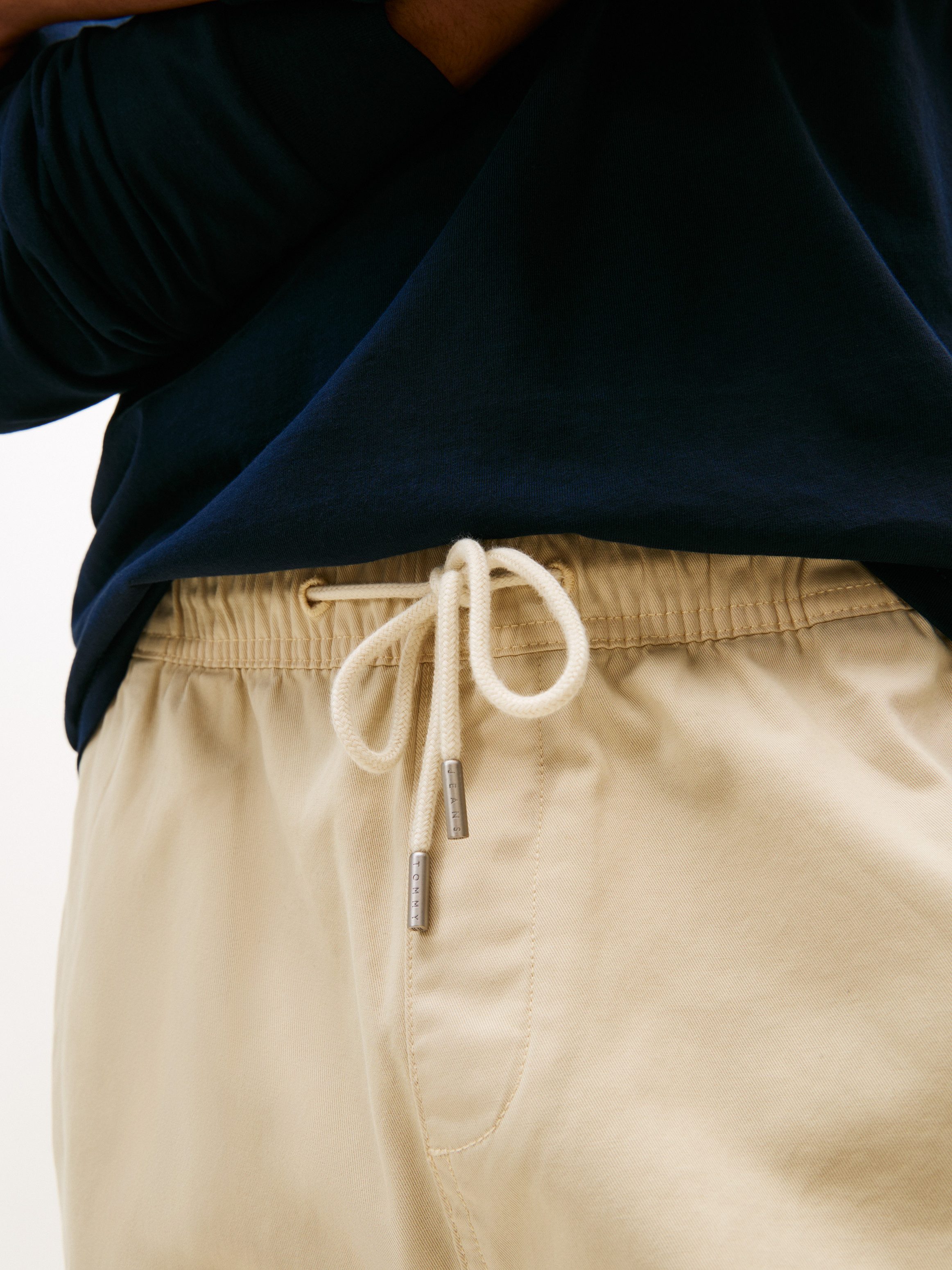 Tommy Jeans Stoffhose TJM AUSTIN JOG Mit Kordelzug – Bild 2 von 5