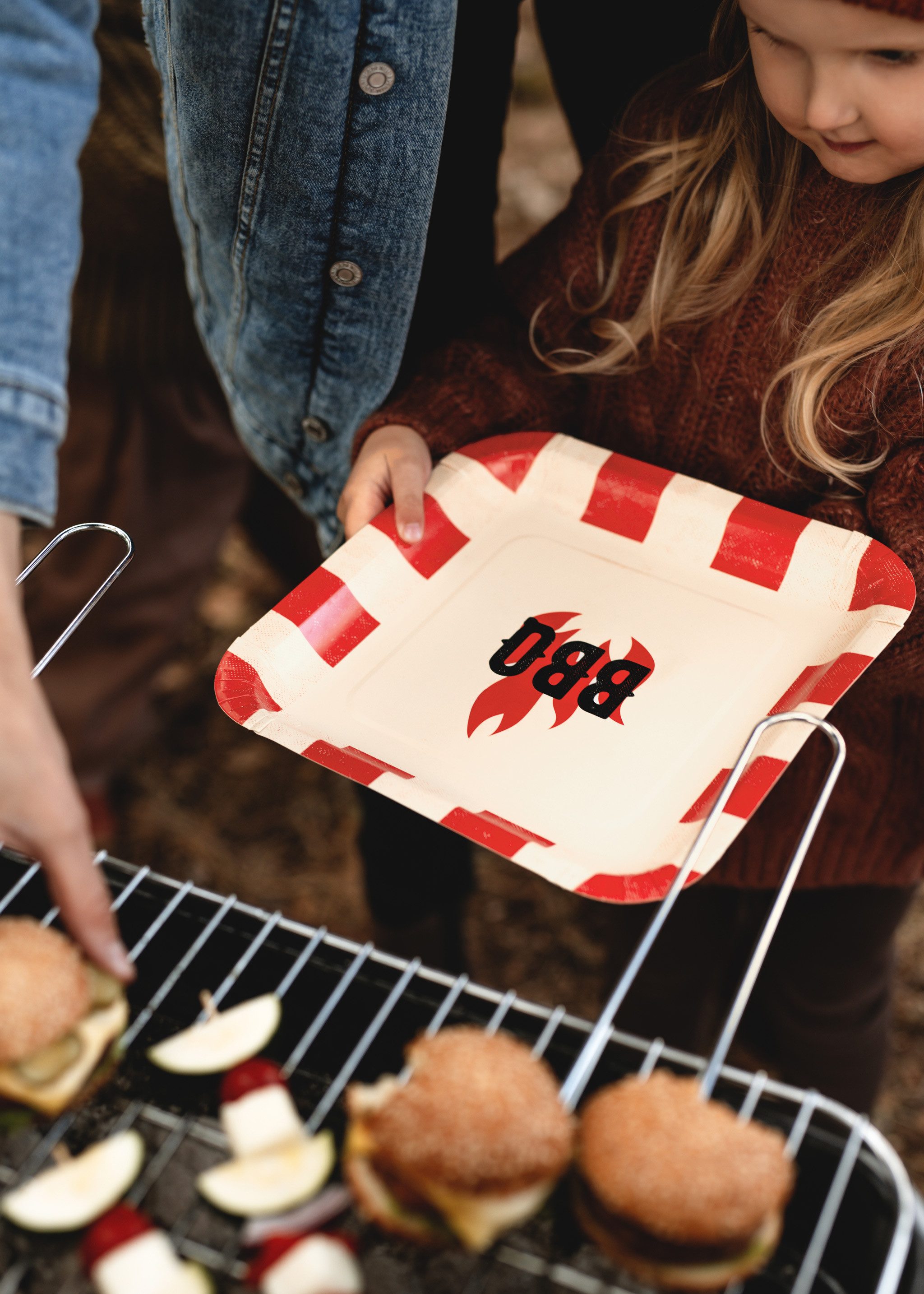 partydeco Pappteller, Pappteller 23cm mit BBQ Logo 6er Set quadratisch Rot / Creme