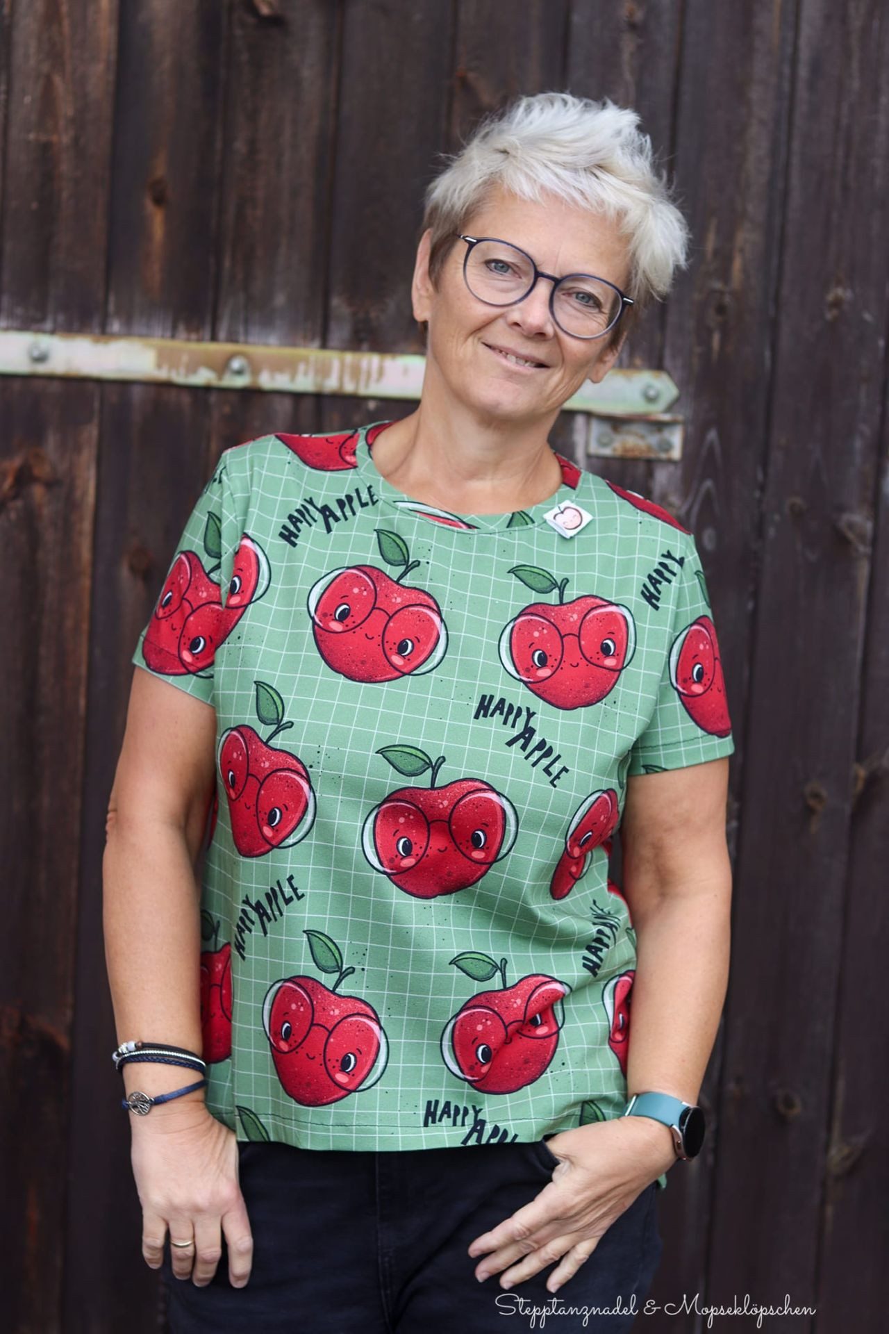 Leylas Welt Stoff Baumwoll Jersey Stoff Happy Apple 160 cm WB Eigenproduktion Katzengold, Reaktivdruck