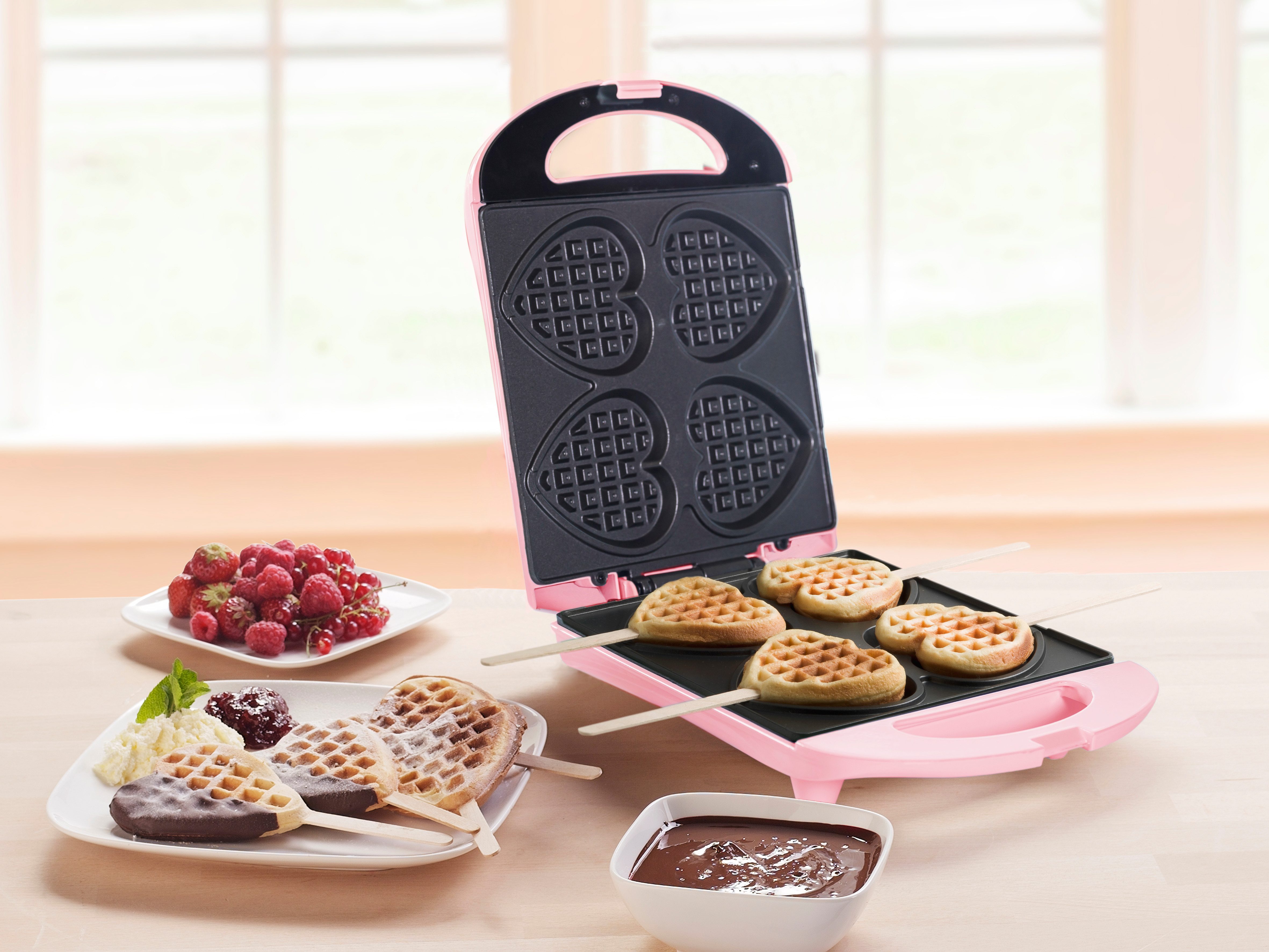 bestron Waffeleisen DSW271, 780 W, Herzwaffeln am Stiel – 780 W, inkl. Stäbchen