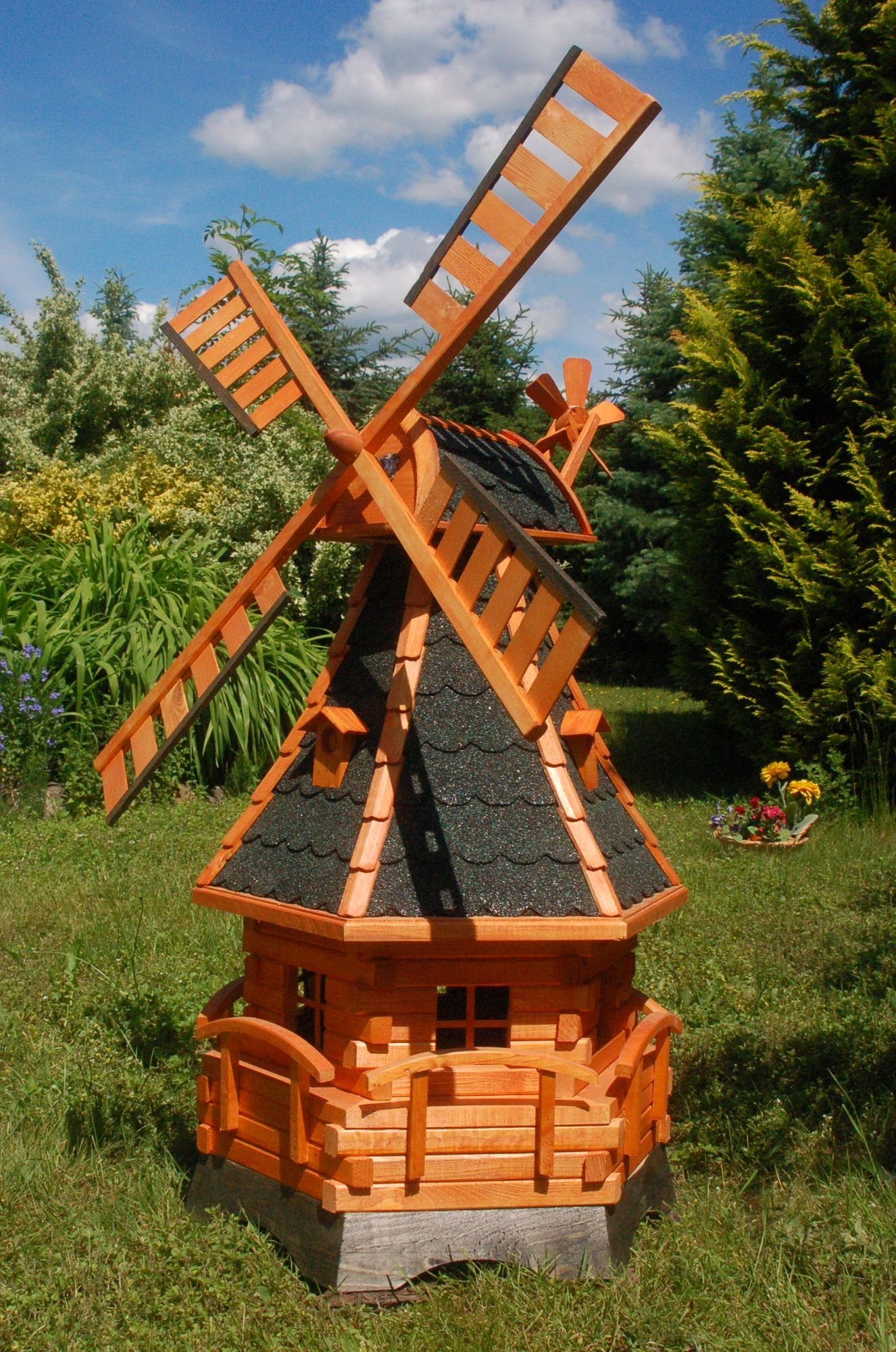 DSH DEKO SHOP HANNUSCH Gartenfigur Windmühle mit Gauben und Solar-Beleuchtung – Höhe 1,4 Meter
