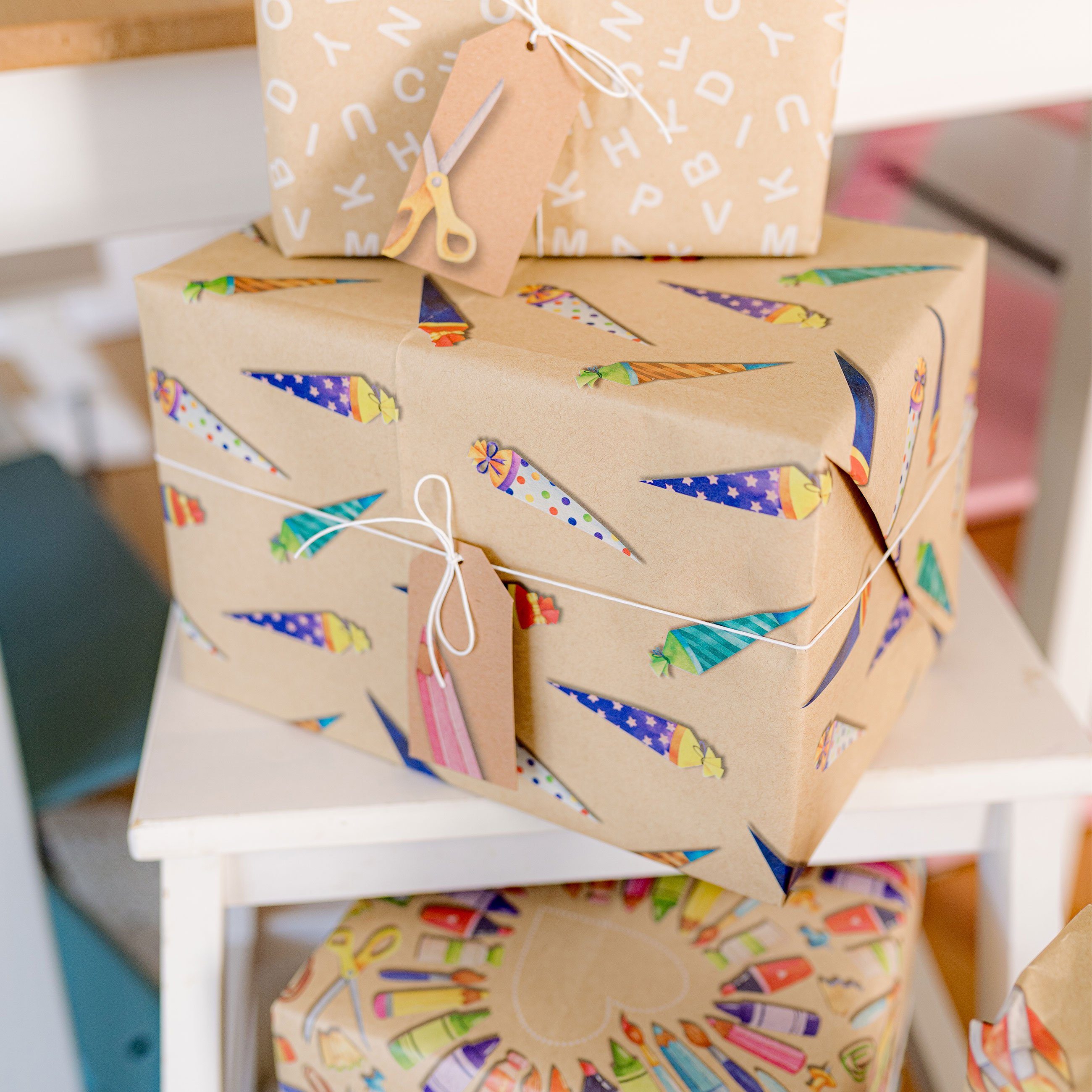 PAPIERDRACHEN Geschenkpapier Geschenkpapier zur Einschulung - verschiedene Motive, doppelseitig bedruckt und Anhänger mit Baumwollschnur