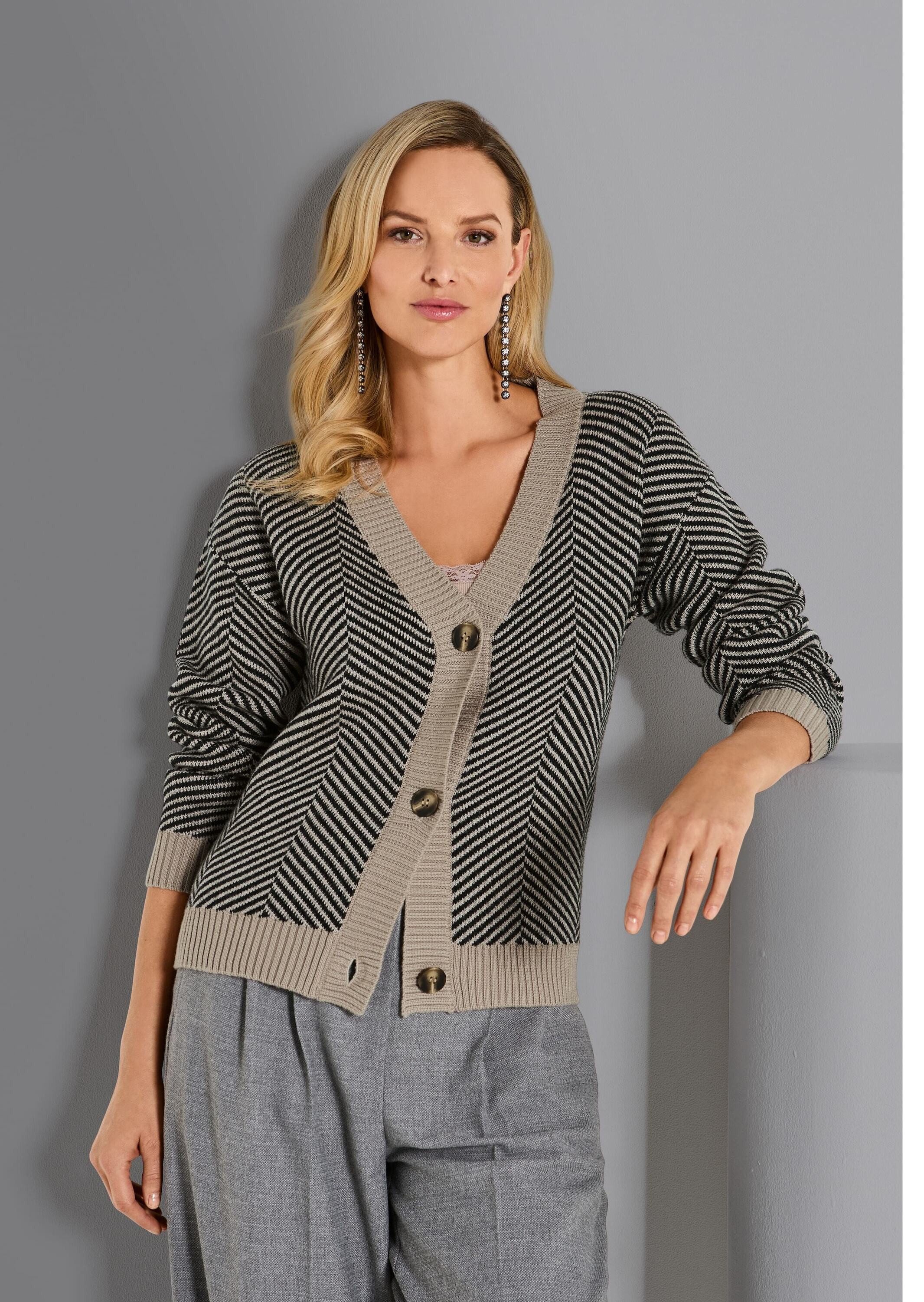 MADELEINE Strickjacke Cardigan aus Schurwolle mit V-Ausschnitt Strickjacke mit Fischgrat-Jacquard, langärmelig, Knöpfen