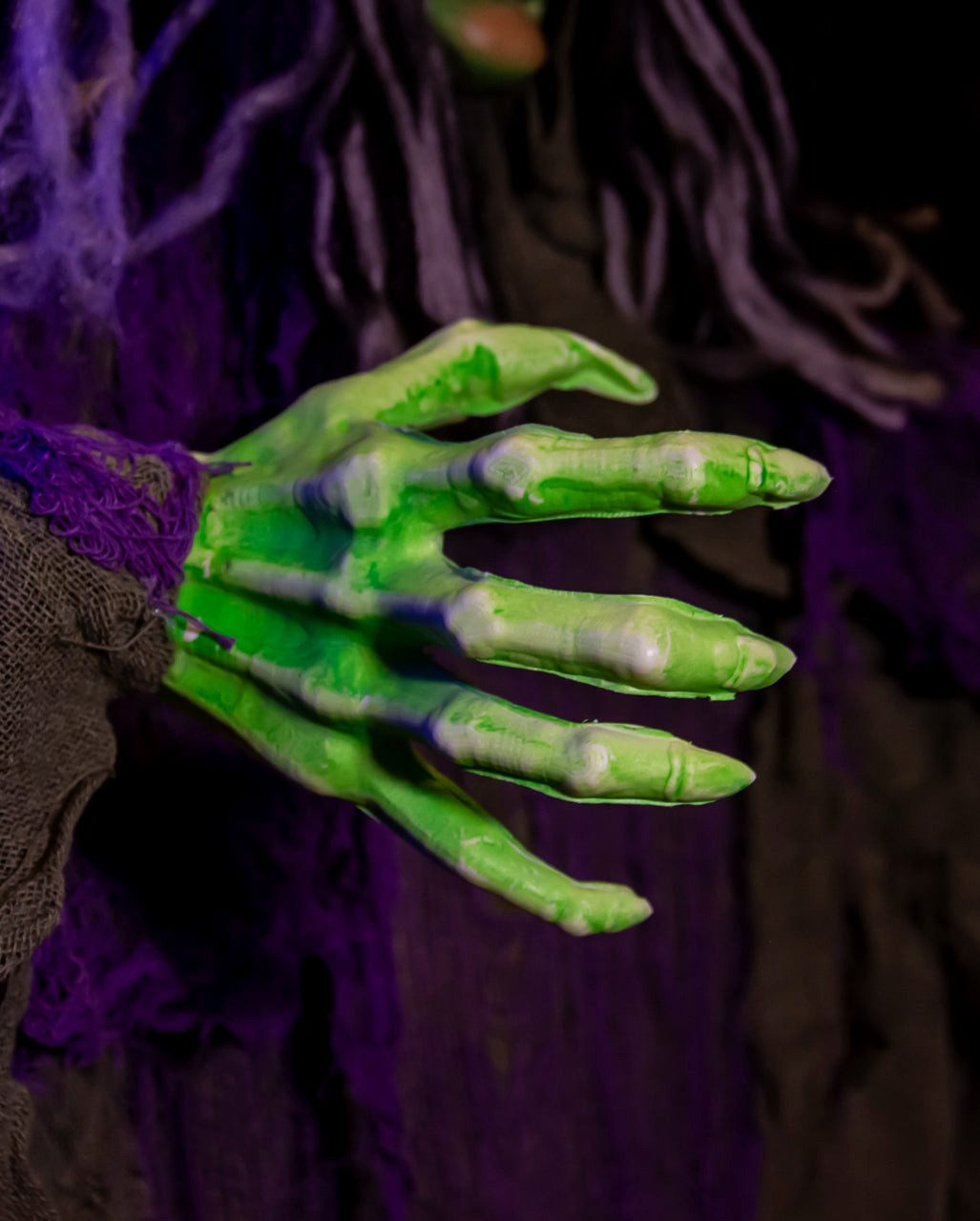 Horror-Shop Dekoobjekt Hexe mit Schütteleffekt, Sound & Licht 182cm als H – Bild 4 von 4