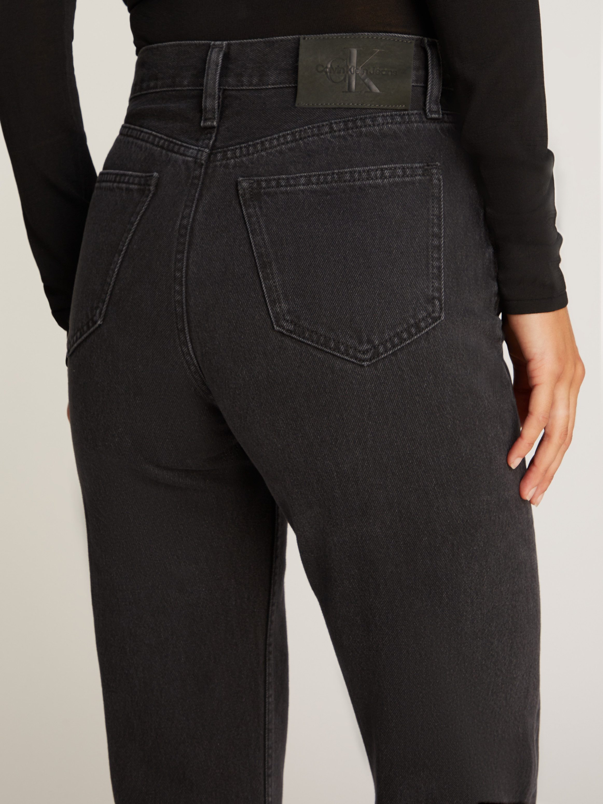 Calvin Klein Jeans Mom-Jeans HIGH RISE STRAIGHT leichte Stoned wash Optik, mit Coinpocket