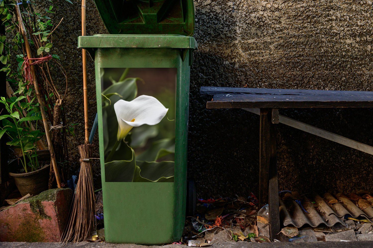 Mülleimer-aufkleber, St), Sticker, Wandsticker Mülltonne, grünen MuchoWow (1 Abfalbehälter zwischen Calla-Blüten Container, Weiße Blättern