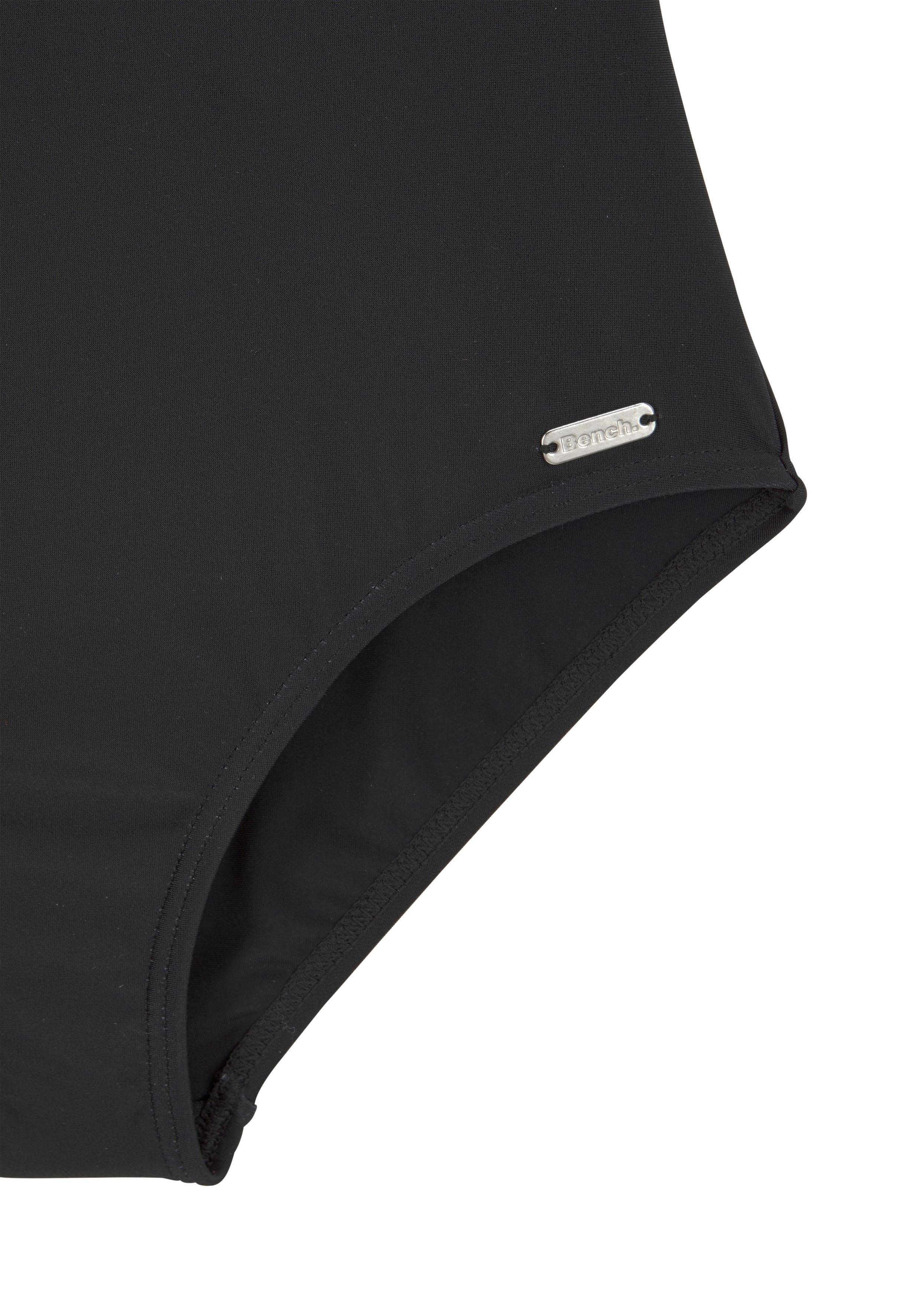 Bench. Badeanzug mit platziertem Druck