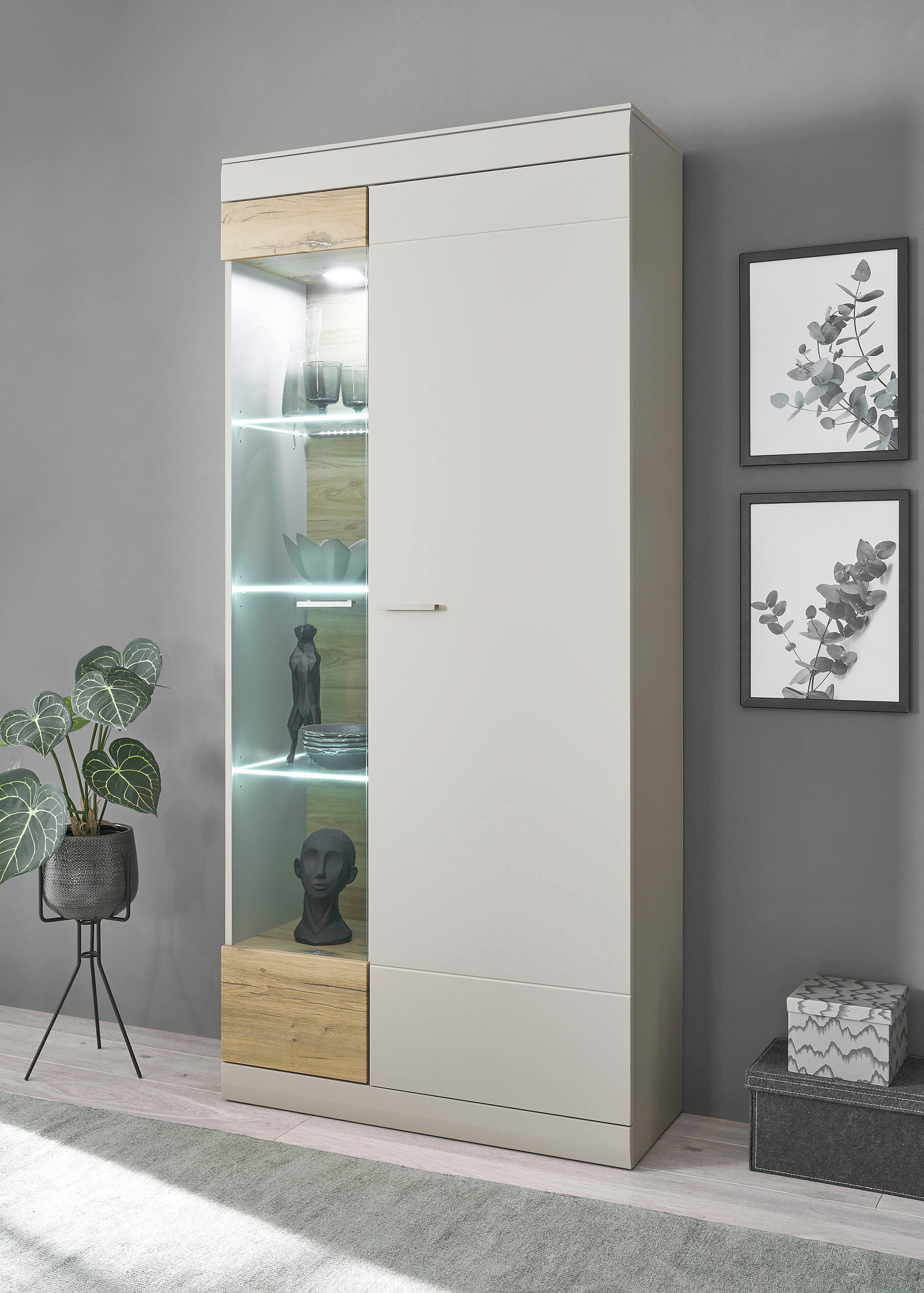 INOSIGN Vitrine SCARA mit Applikation Zinneiche Dekor, Breite 90 cm, mit Softclose-Funktion | Vitrinenschränke