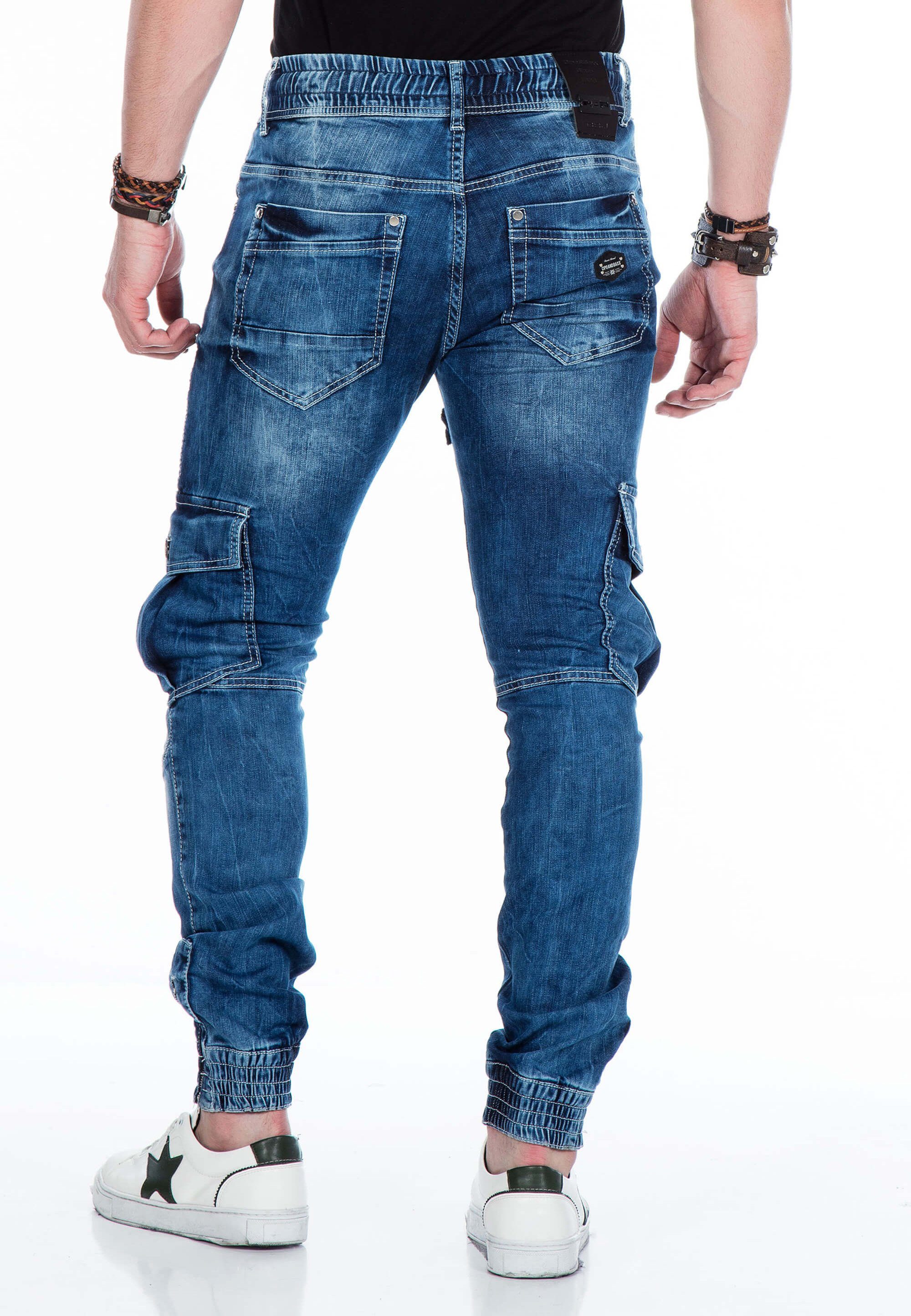 Cipo Baxx mit am Jeans Bequeme blau & Saum Bündchen elastischen