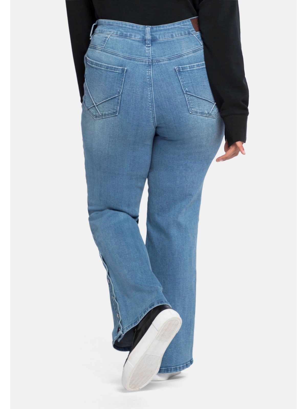 Zierknopfleiste Sheego mit Größen am Bootcut-Jeans Große Saum