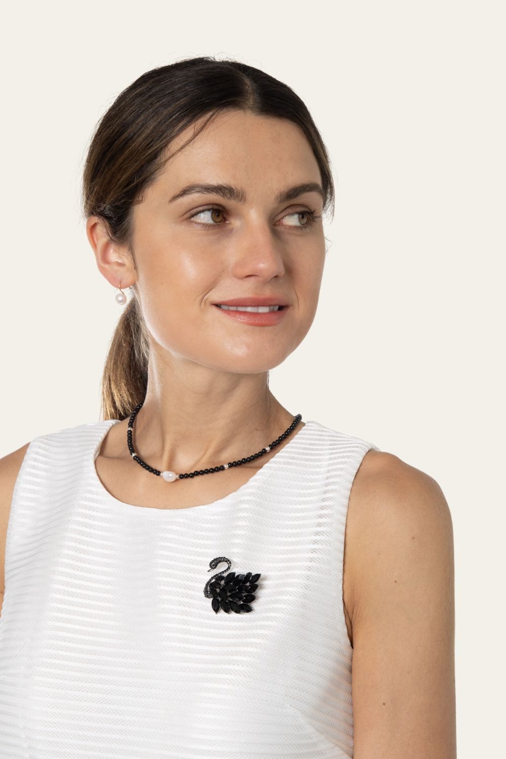 MayTree Brosche "Schwan", schwarz (Stück, 1-tlg), Metallbrosche mit Glassteinen und Strass in Form eines Schmetterlings