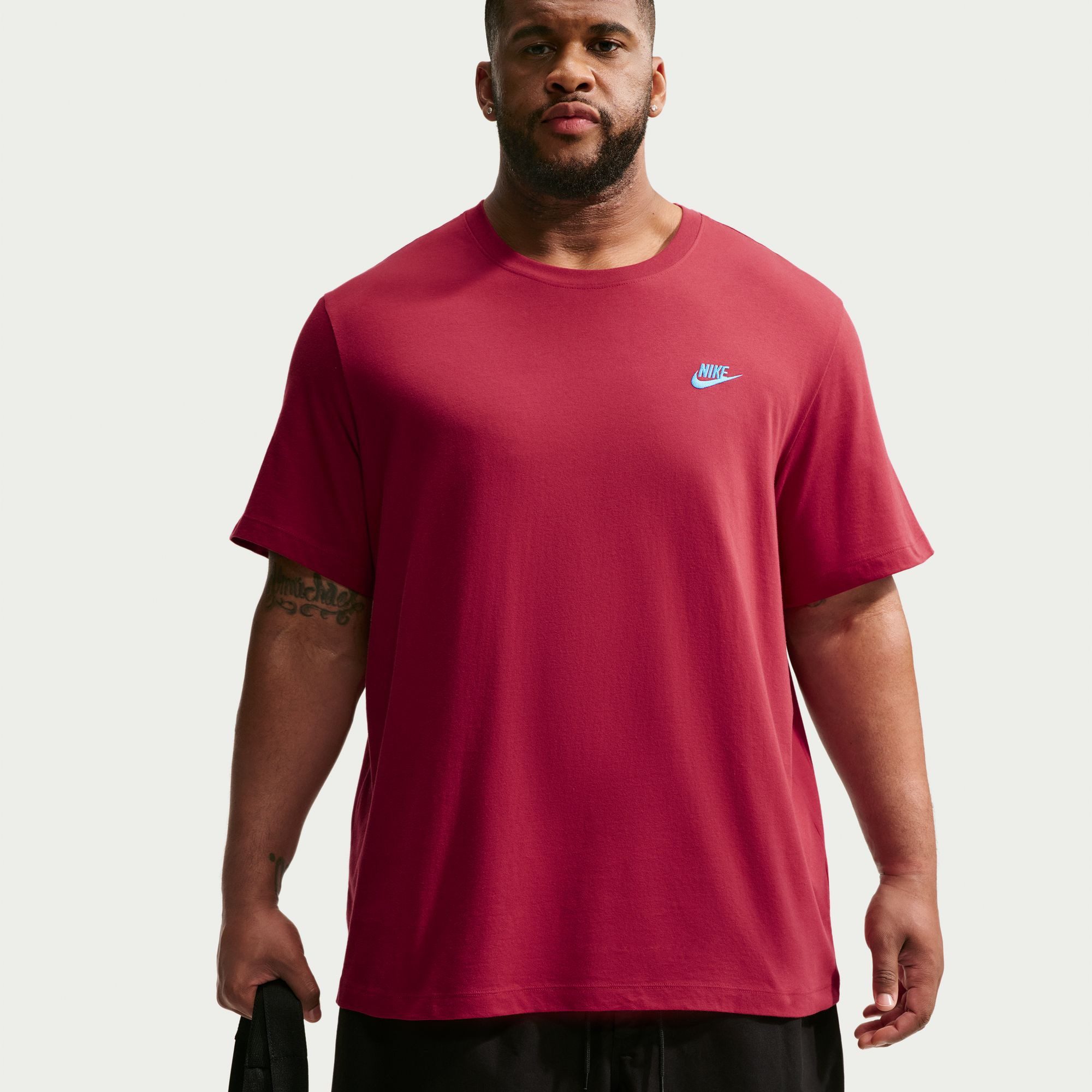 Nike Sportswear T-Shirt M NSW CLUB TEE mit Logostickerei auf der Brust, aus Jersey-Material, Regular Fit