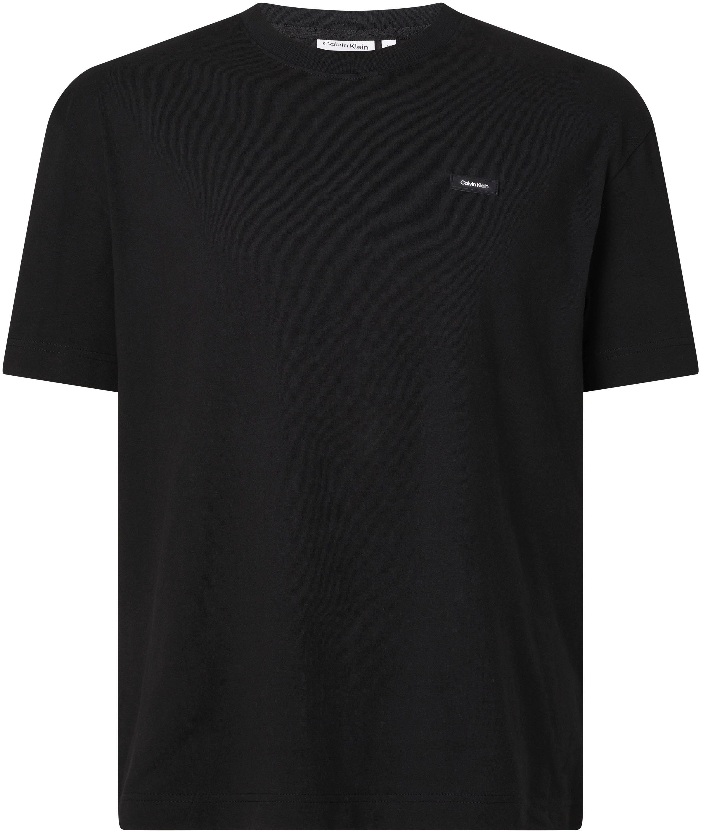 Klein T-Shirt Brust Logo T-SHIRT COMFORT FIT black der Klein Calvin auf COTTON Calvin mit