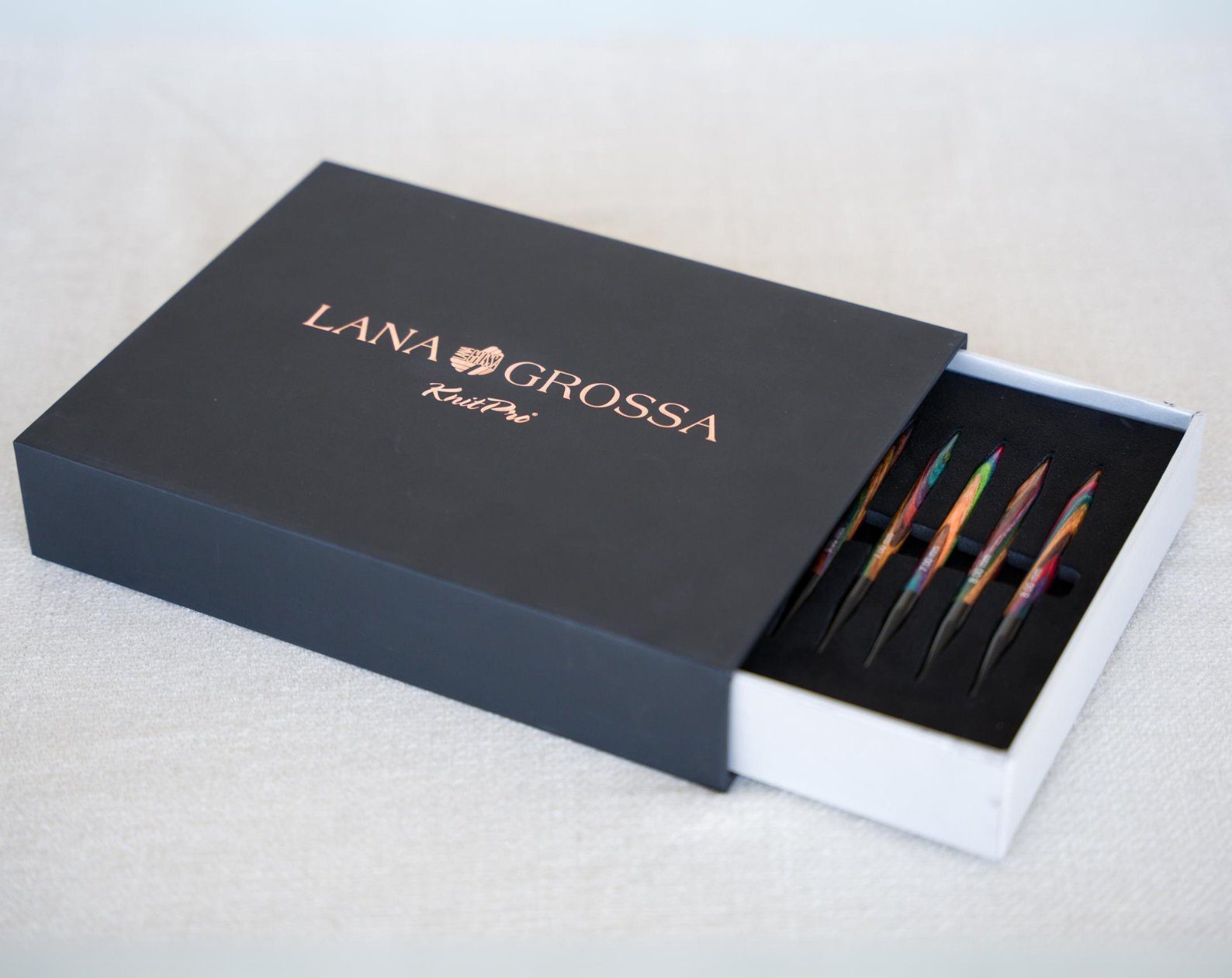 LANA GROSSA Rundstricknadeln VARIO Rundstricknadel-Set DESIGN-HOLZ Multicolor, Stricknadelset mit acht Nadelspitzenpaaren aus Holz 3,5 - 8,0 mm