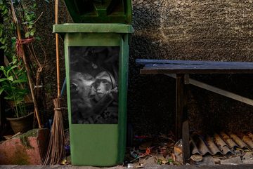 MuchoWow Wandsticker Affe mit Spiegel im Dschungel - schwarz und weiß (1 St), Mülleimer-aufkleber, Mülltonne, Sticker, Container, Abfalbehälter