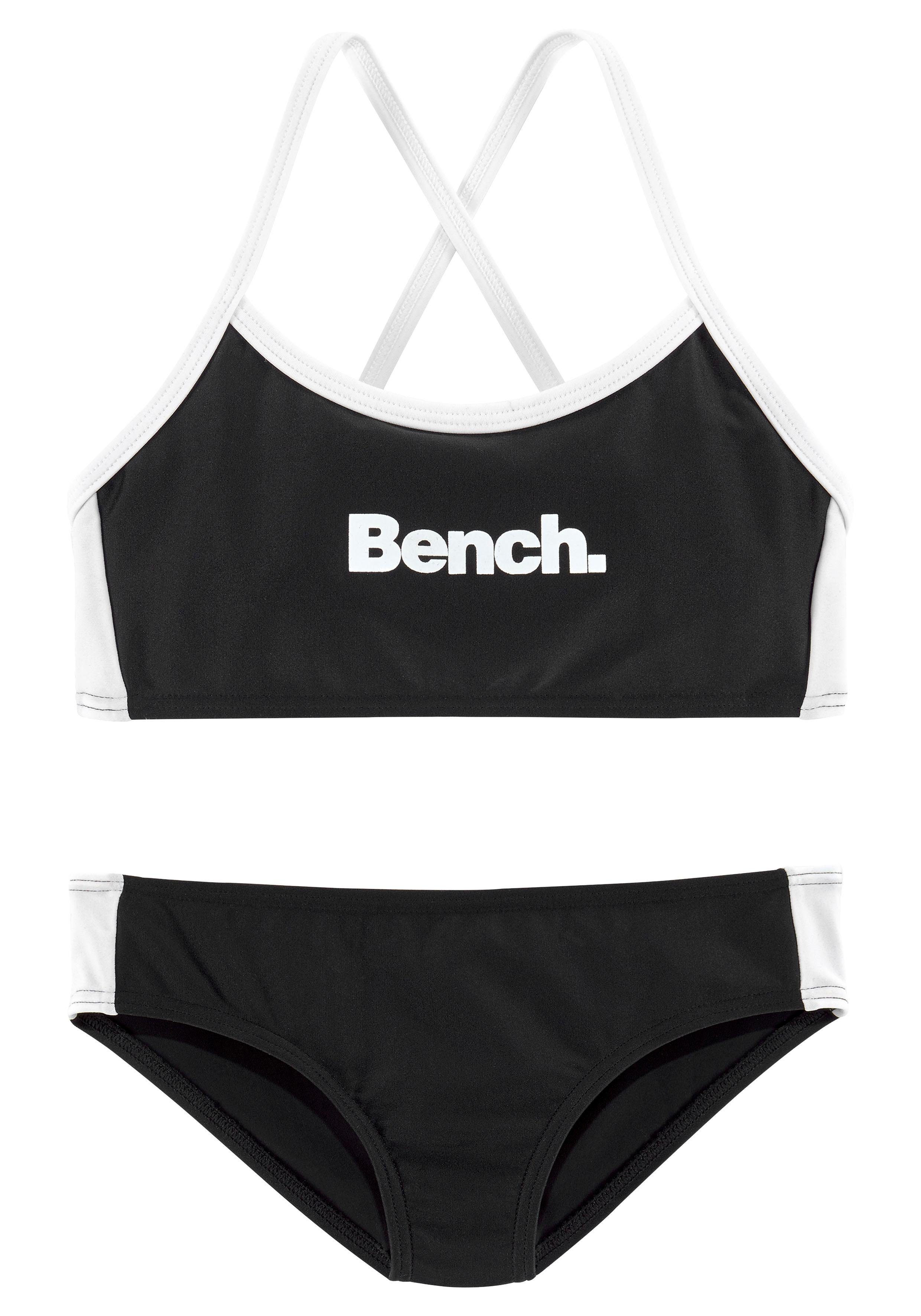 Bustier-Bikini gekreuzten Trägern mit schwarz-weiß Bench.