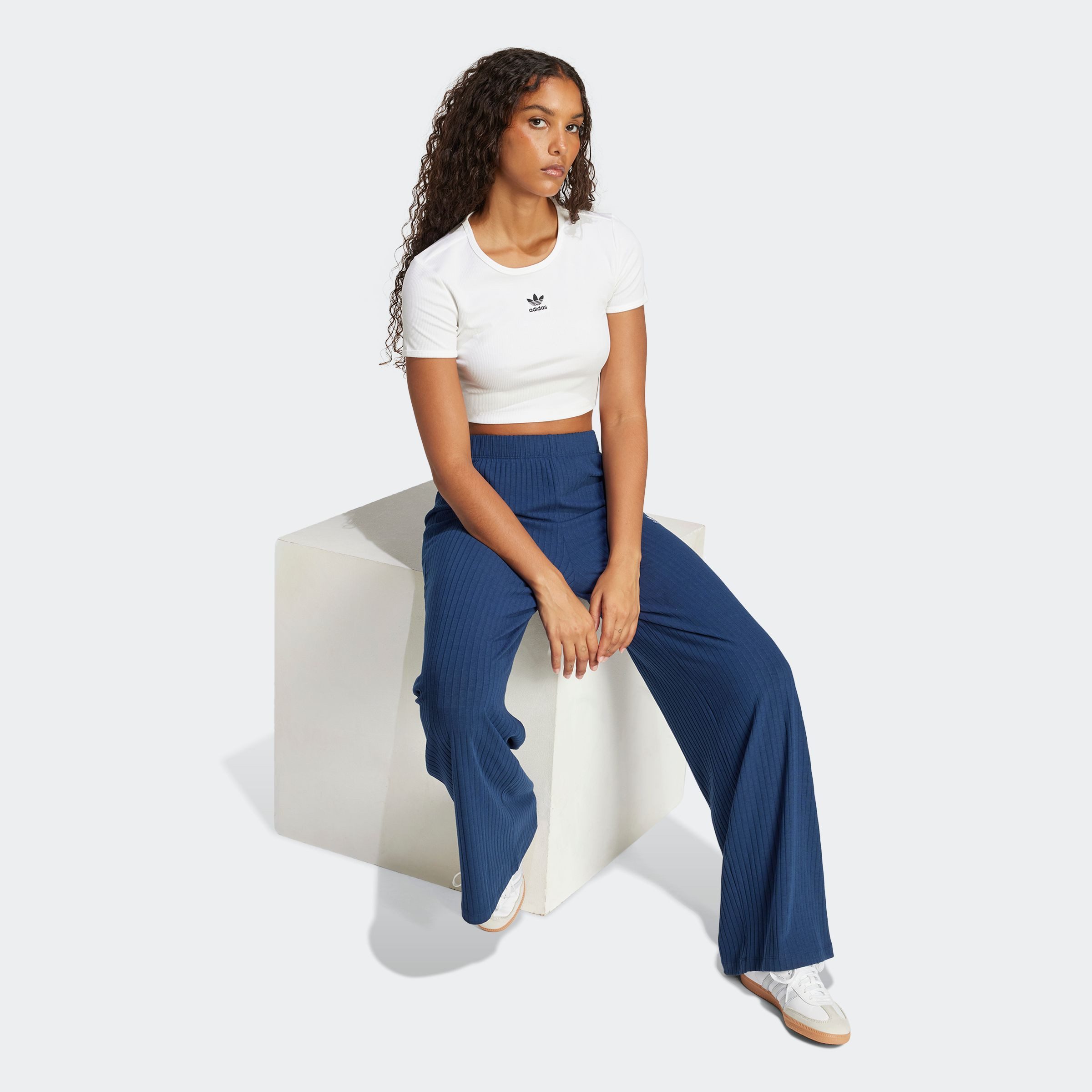 adidas Originals T-Shirt ESSENTIALS RIBBED CROP figurbetonte Passform, schmaler Schnitt, kürzerer Schnitt – Bild 5 von 5
