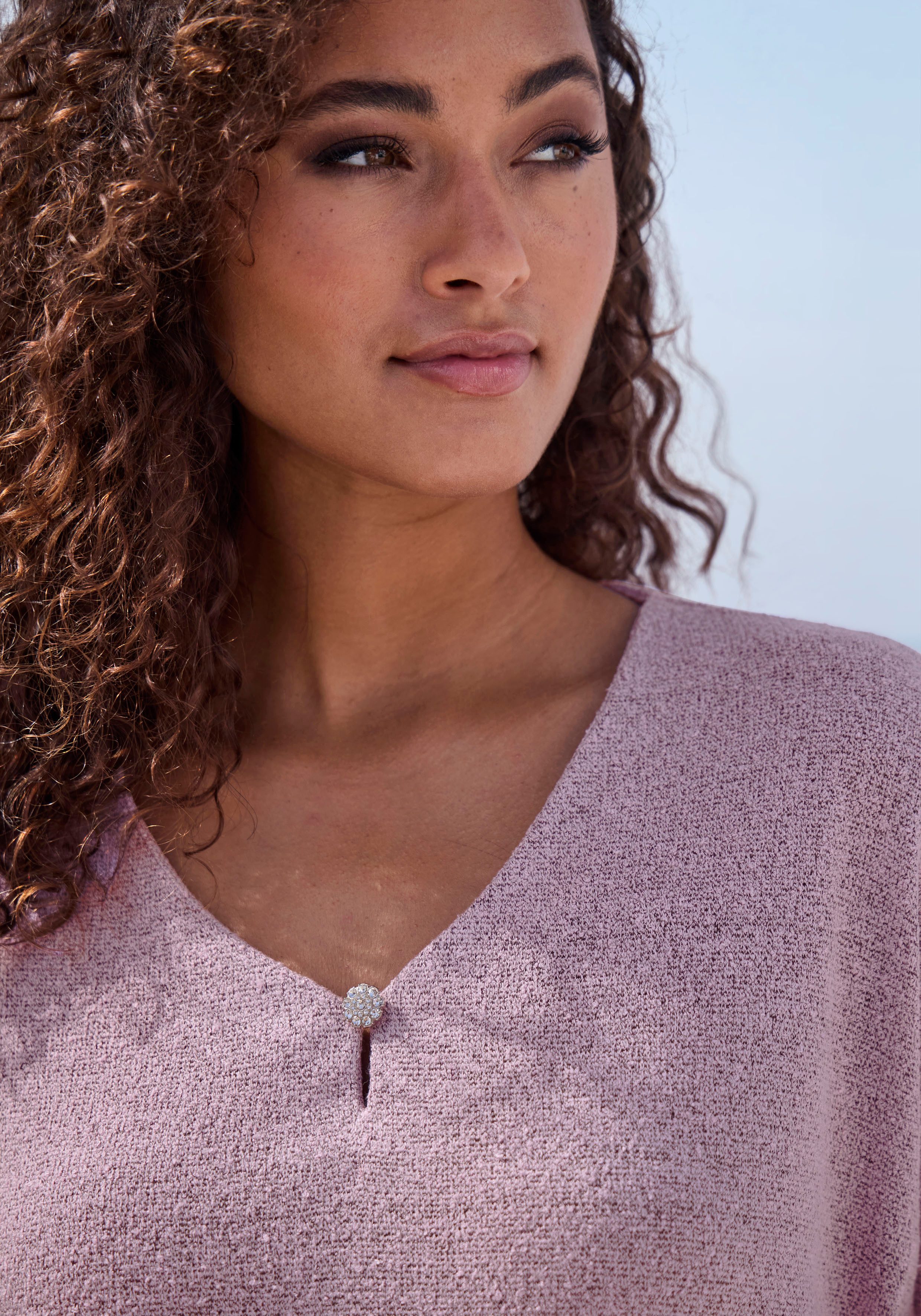 LASCANA 3/4-Arm-Shirt mit Strassknopf in Blütenform aus leichtem Feinstrick in Melange Optik