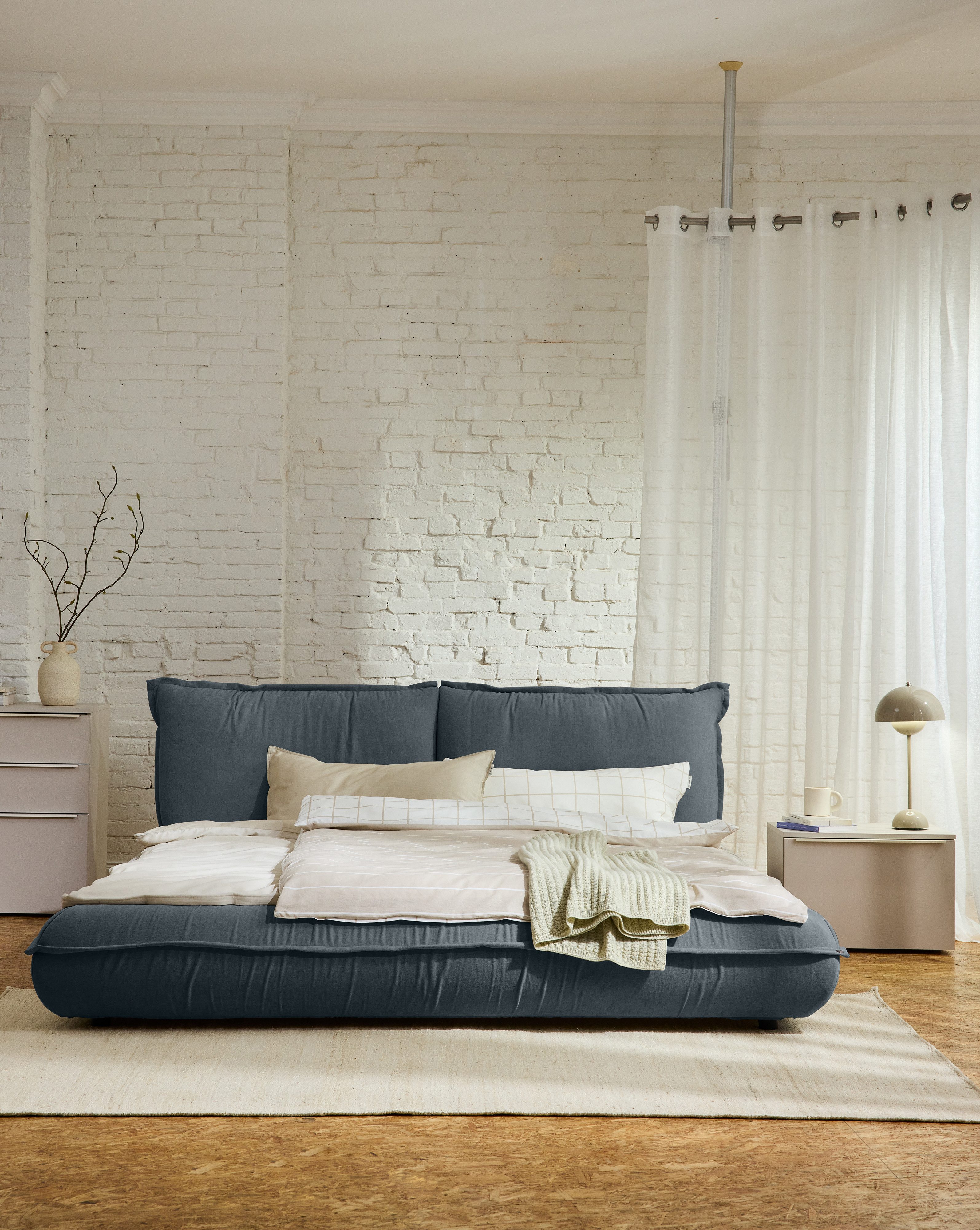 TOM TAILOR HOME Polsterbett PILLOW BED – lässiges Bett mit Kopfteil und Bettrahmen in Kissenform, besonders niedrige Optik – Bettrahmen mit abnehmbarem Bezug