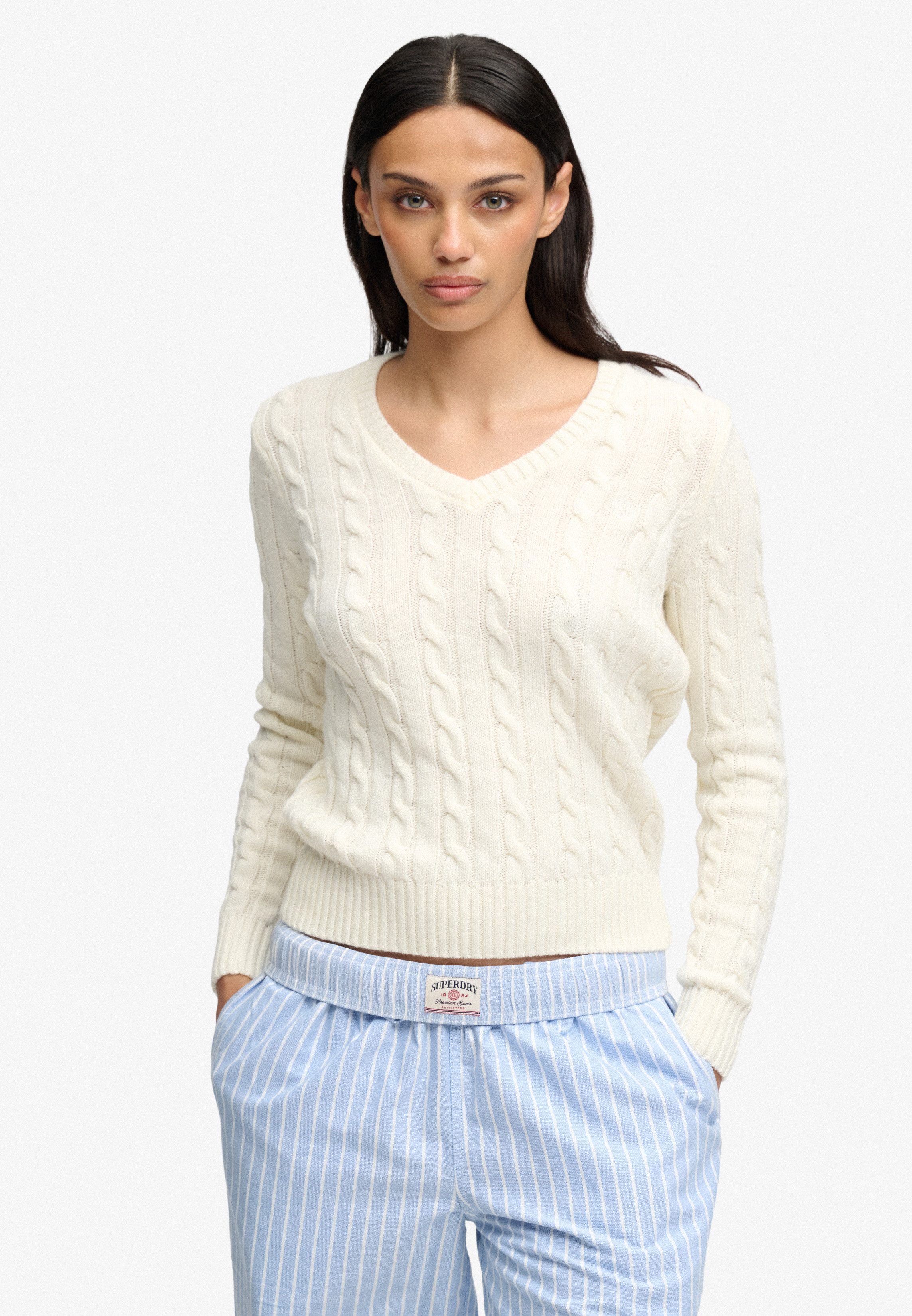 Superdry V-Ausschnitt-Pullover WOOL BLEND CABLE V NECK Materialmix, hochwertig mit Woll-Anteil