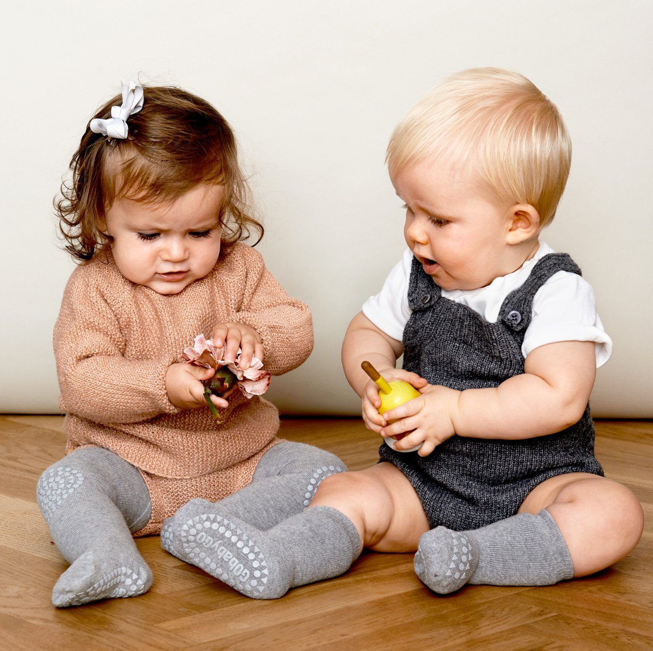 Rutschfeste Baby Krabbel mit Noppen Strümpfe Gummi Socken ABS-Socken Kleinkinder (Grey - Melange) - antirutsch Kinder Stoppersocken GoBabyGo