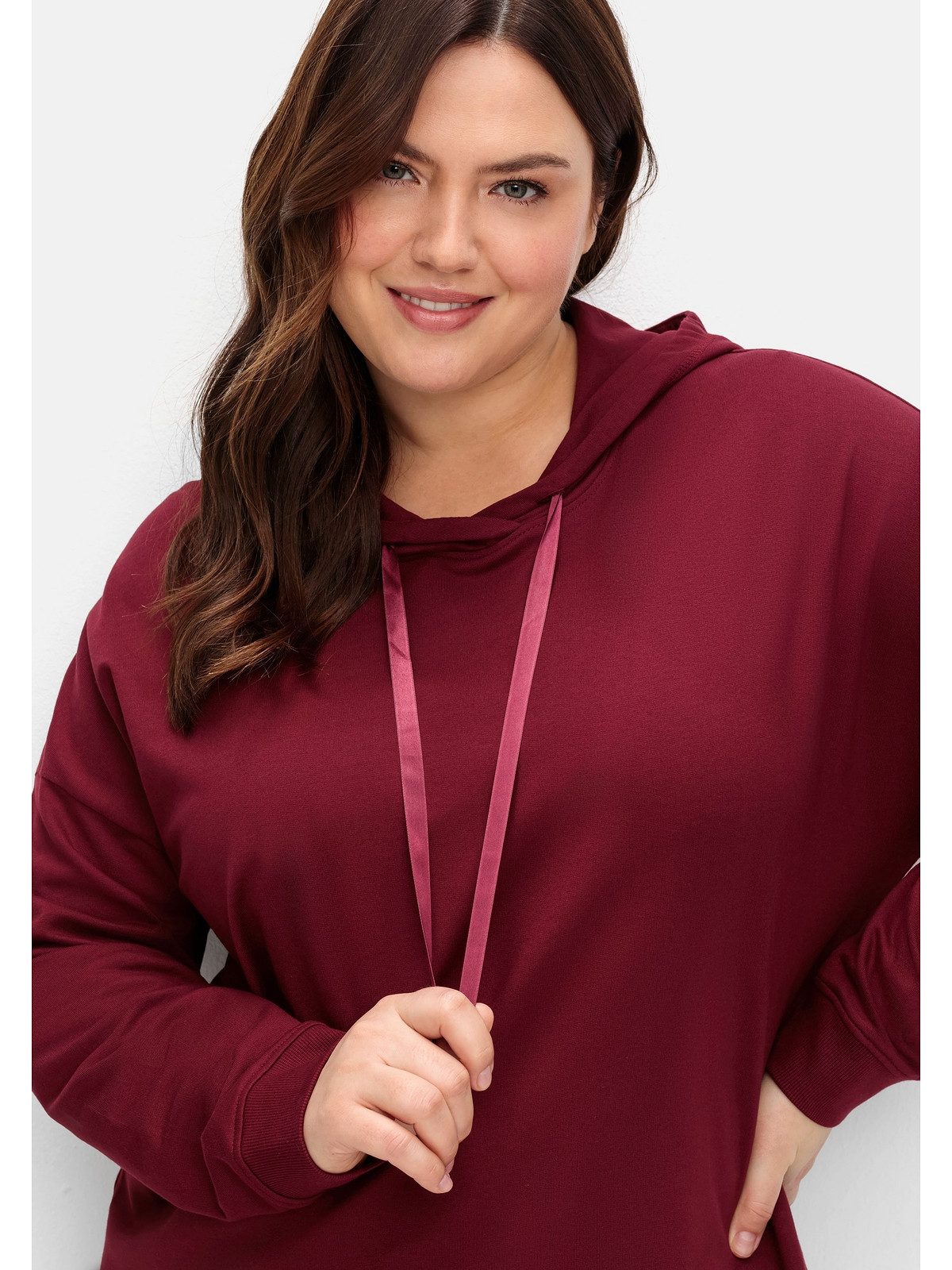 Sheego Kapuzensweatshirt Große Größen mit überschnittenen Schultern
