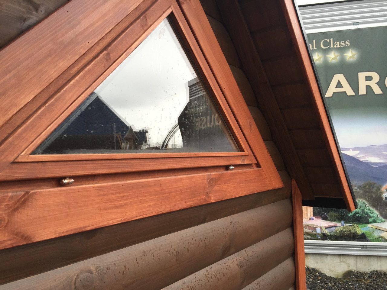 Finn Art Blockhaus Grillkota Grillpavillon 6-eckig Deluxe 9+3,8 Anbau max. 12 Personen, BxT: 380x520 cm, Schindeln rot, mit Grillanlage