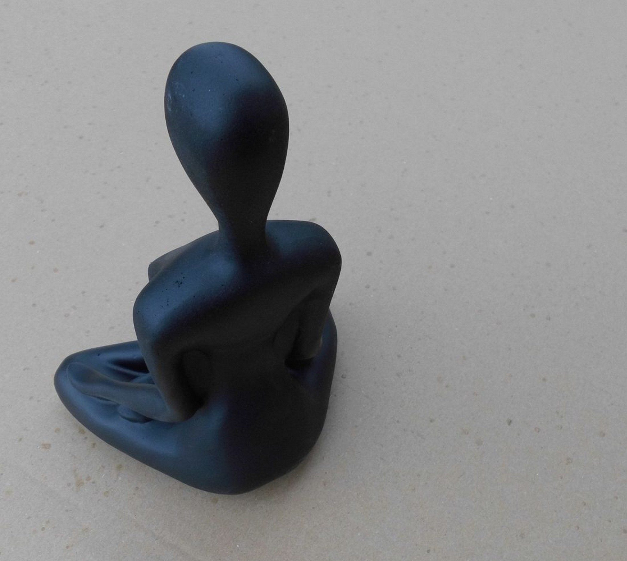 Deko-Impression Dekofigur Statue Skulptur Yoga Frau sitzend Fengshui Arme flach schwarz 20 cm (1 St)