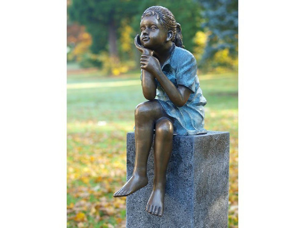 Bronzeskulpturen Skulptur Bronzefigur sitzendes junges Mädchen Kind