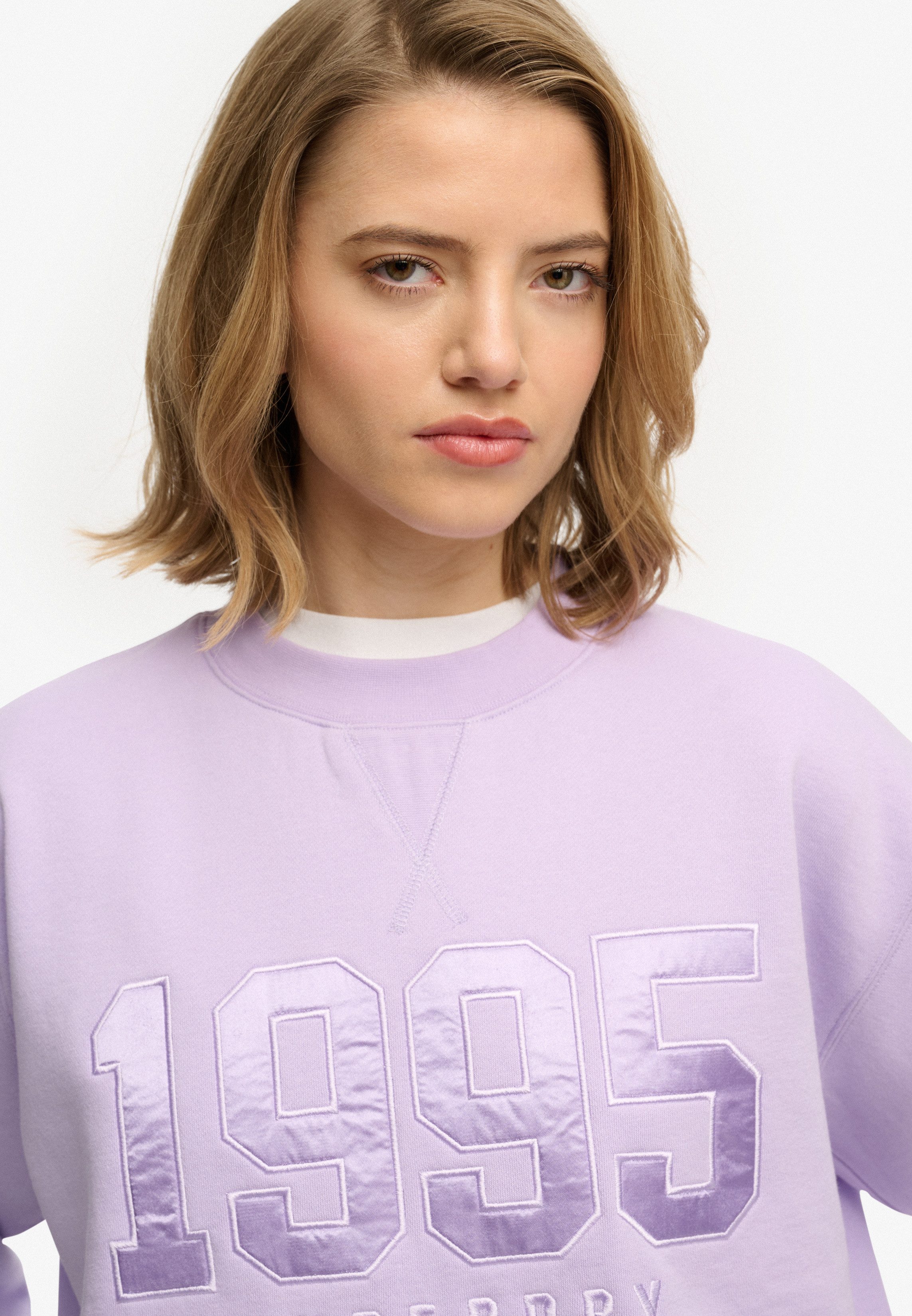 Superdry Sweatshirt VARSITY SATIN APPLIQUE CREW aus Baumwollmischung, Relaxed Fit, mit Print – Bild 4 von 5