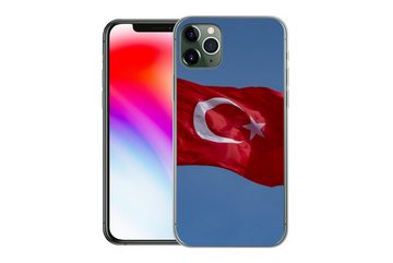 MuchoWow Handyhülle Eine türkische Flagge am blauen Himmel, Handyhülle Apple iPhone 11 Pro Max, Smartphone-Bumper, Print, Handy