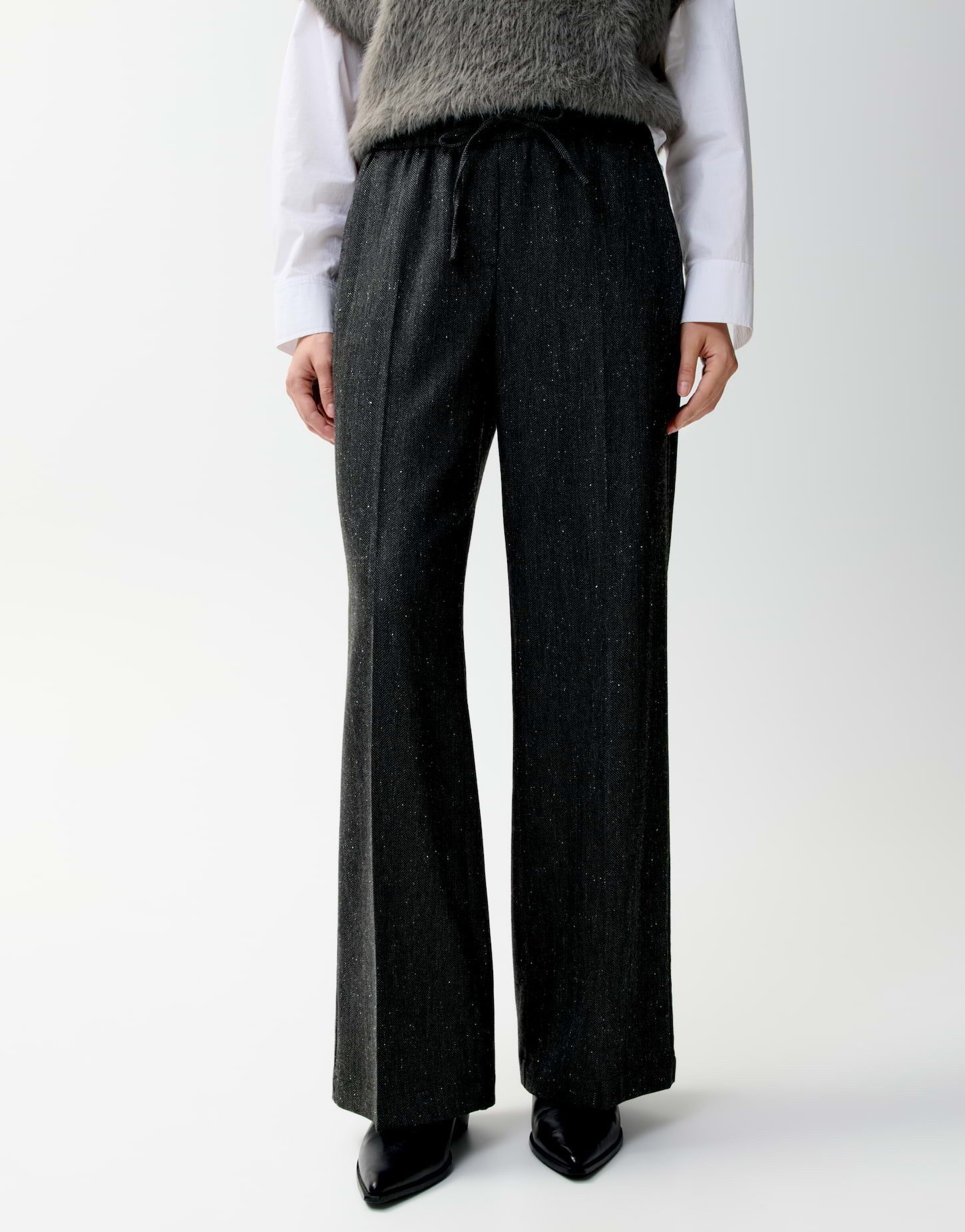OPUS PANTS Stoffhose Mucia move aus Polyester mit weiter Passform Weiter, gerader Beinverlauf mit weich fließendem Fall und Kordelbund