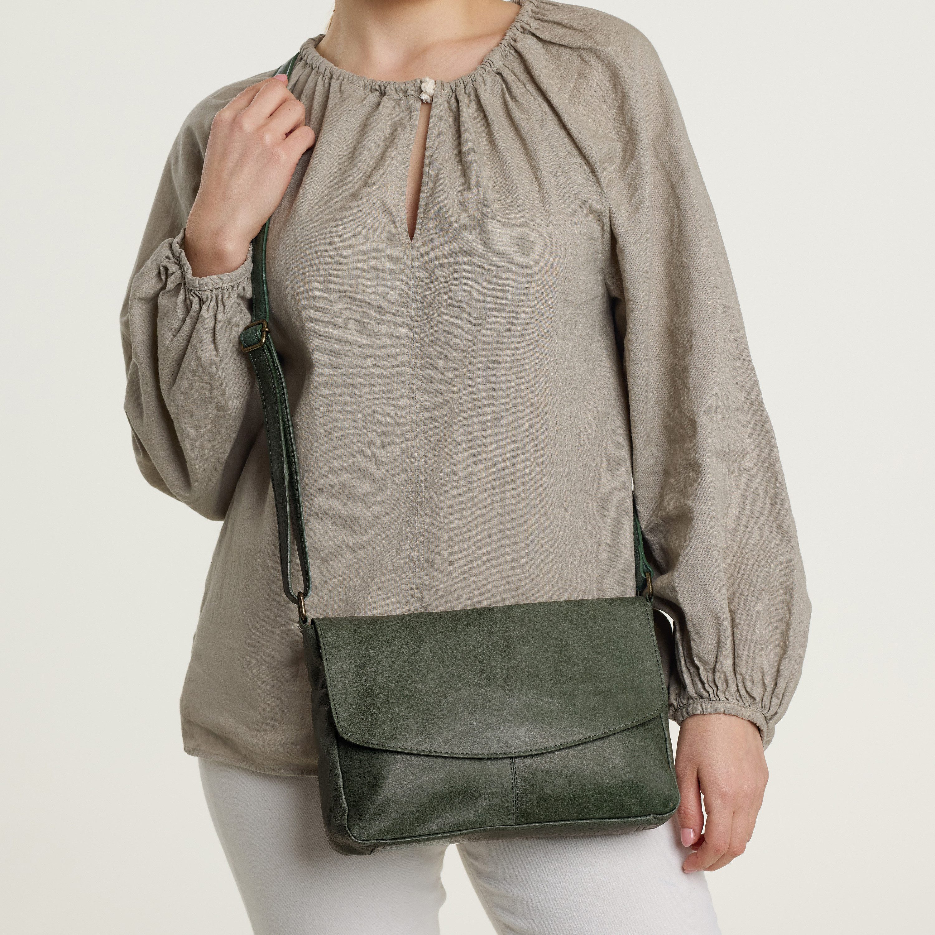 Gusti Leder Umhängetasche Gusti Leder big woman handbag Maisie Airtag (1-tlg)