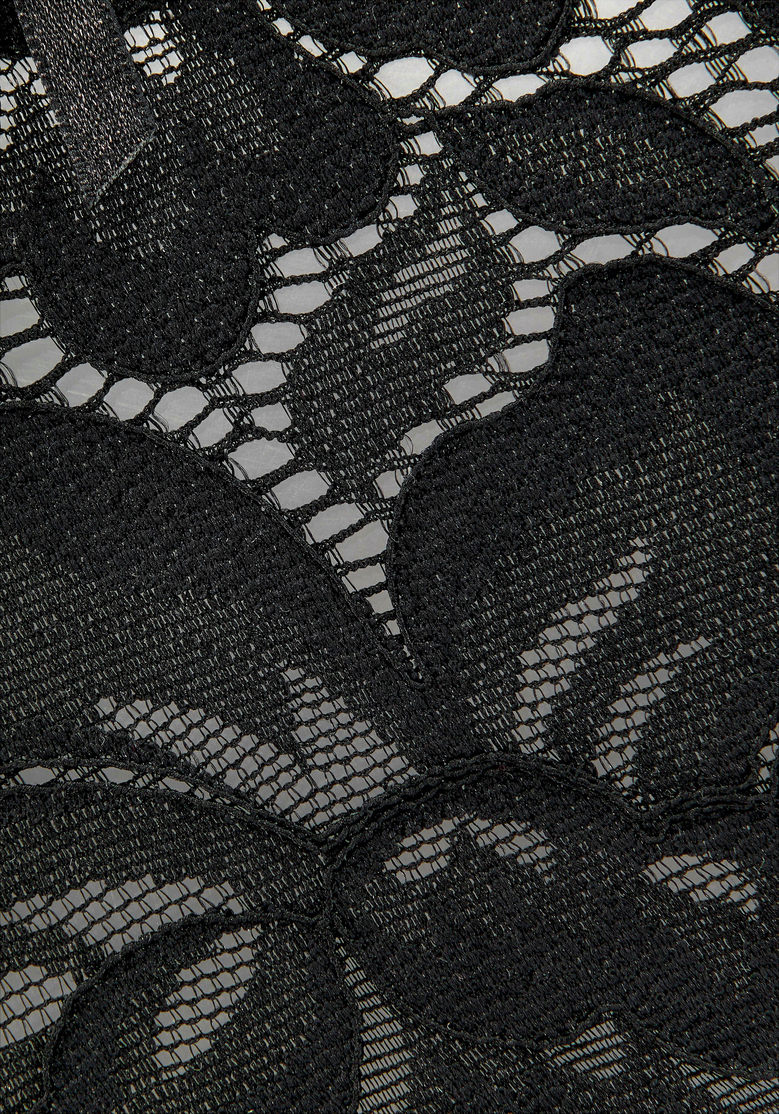 aus transparenter Optik in Spitze Charline Stringpanty schwarz blumiger s.Oliver