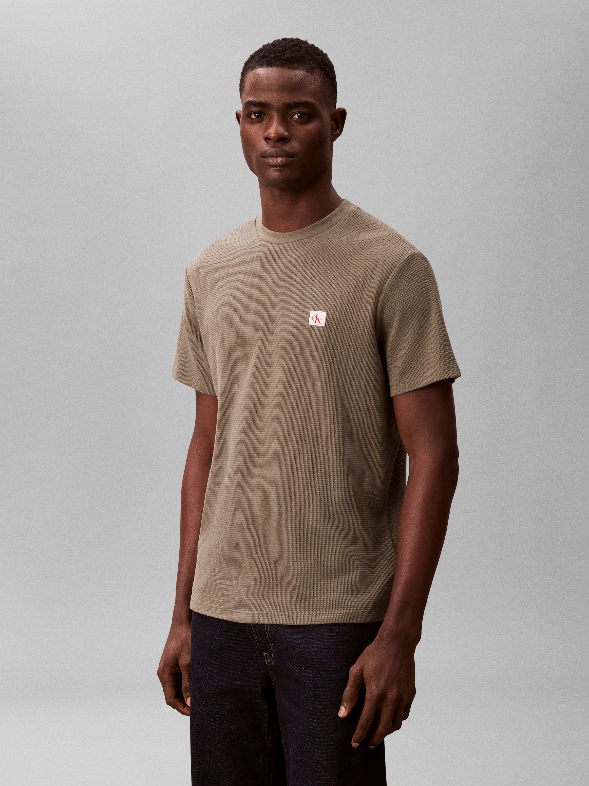 Calvin Klein Jeans T-Shirt WAFFLE BADGE TEE Regular fit mit Rundhalsausschnitt