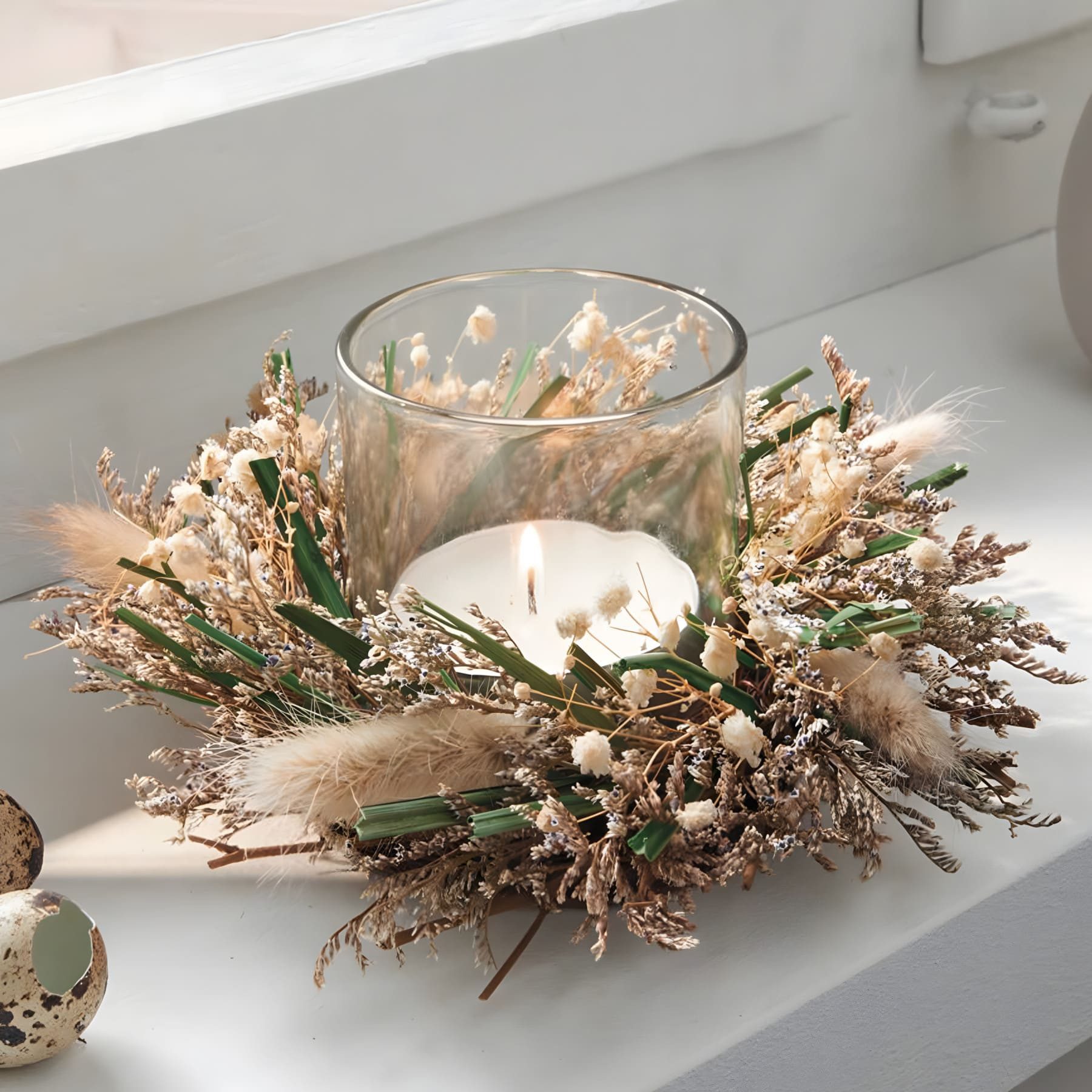 Dekoleidenschaft Windlicht "Trockenblumen" kleiner Dekokranz Ø 18 cm, Tischkranz mit Kerzenglas, Rattan-Kranz mit Gräsern, Trockenblumen und Glaswindlicht – Bild 2 von 4