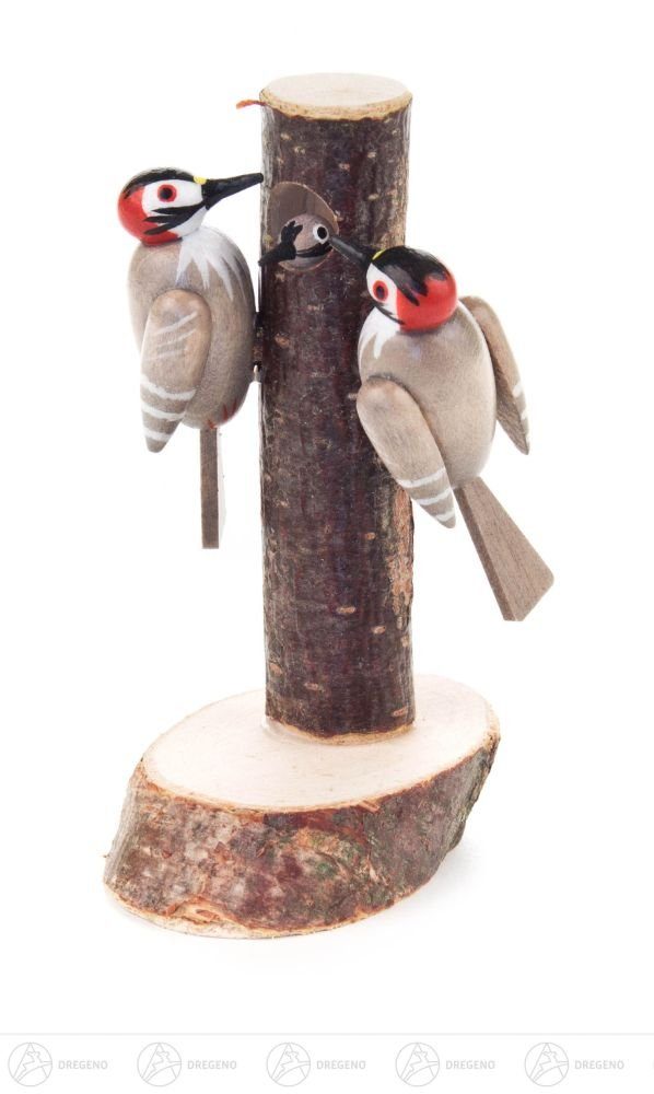 Dregeno Erzgebirge Weihnachtsfigur Miniatur Stamm Höhe NEU, Buntspechtfamilie mit 8 cm Stamm Buntspechte mit ca