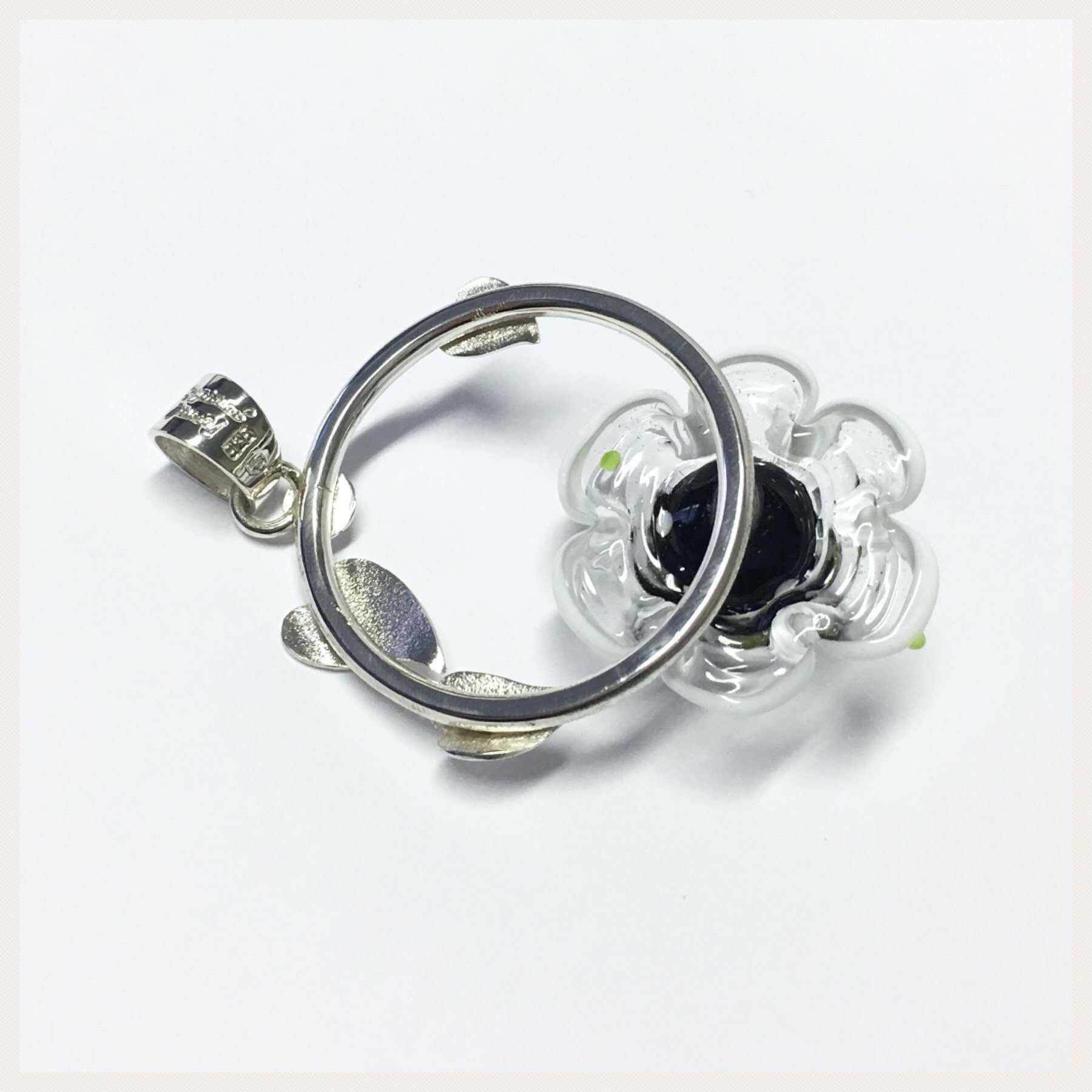 Edelschmiede925 Kettenanhänger Anhänger 925 Silber Glas Frosch auf Blüte - Unikat