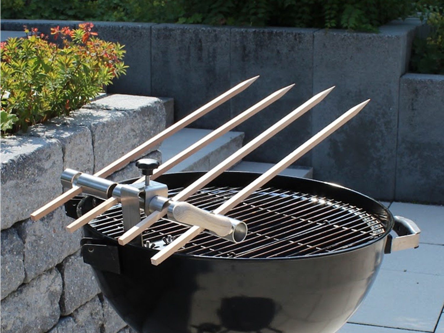 Schilling Fischgrilltechnik Grillguthalter Gasgrill Holzkohlegrill Holzspieße große Roste für Steckerlfisch, Edelstahl & Buche, (Komplettset, Halterung, Spieße, Schrauben, Griffe, Anleitung + Probegewürz), Stabiler Grillrost Steckerlfischhalter - traditionelles Fischgrillen