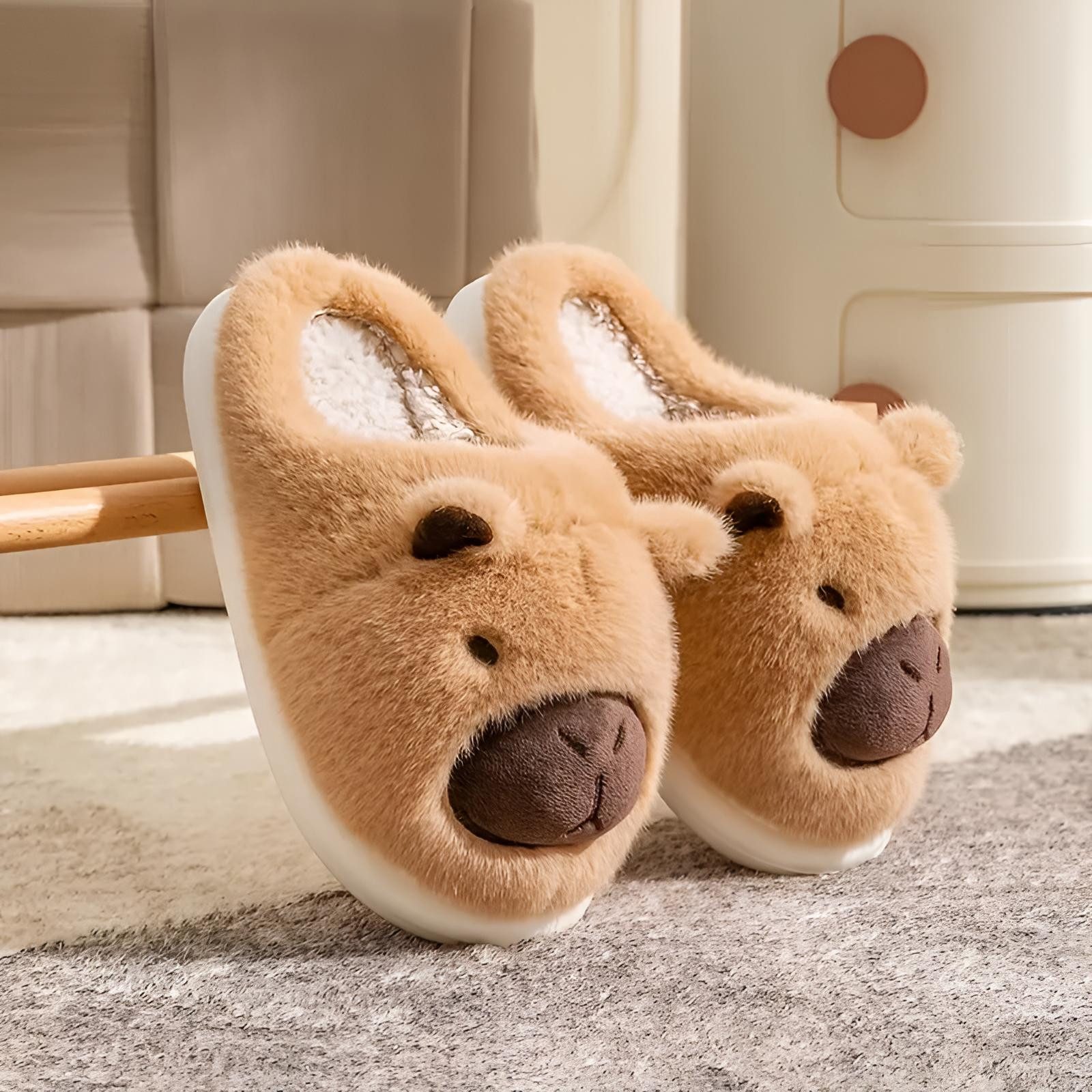 Corimori Flauschige Capybara Pantoffeln Plüsch Hausschuhe (Packung, Geschenk) kuschelig weiche Tierpantoffeln, Plüschhausschuhe mit Gummisohle – Bild 3 von 3