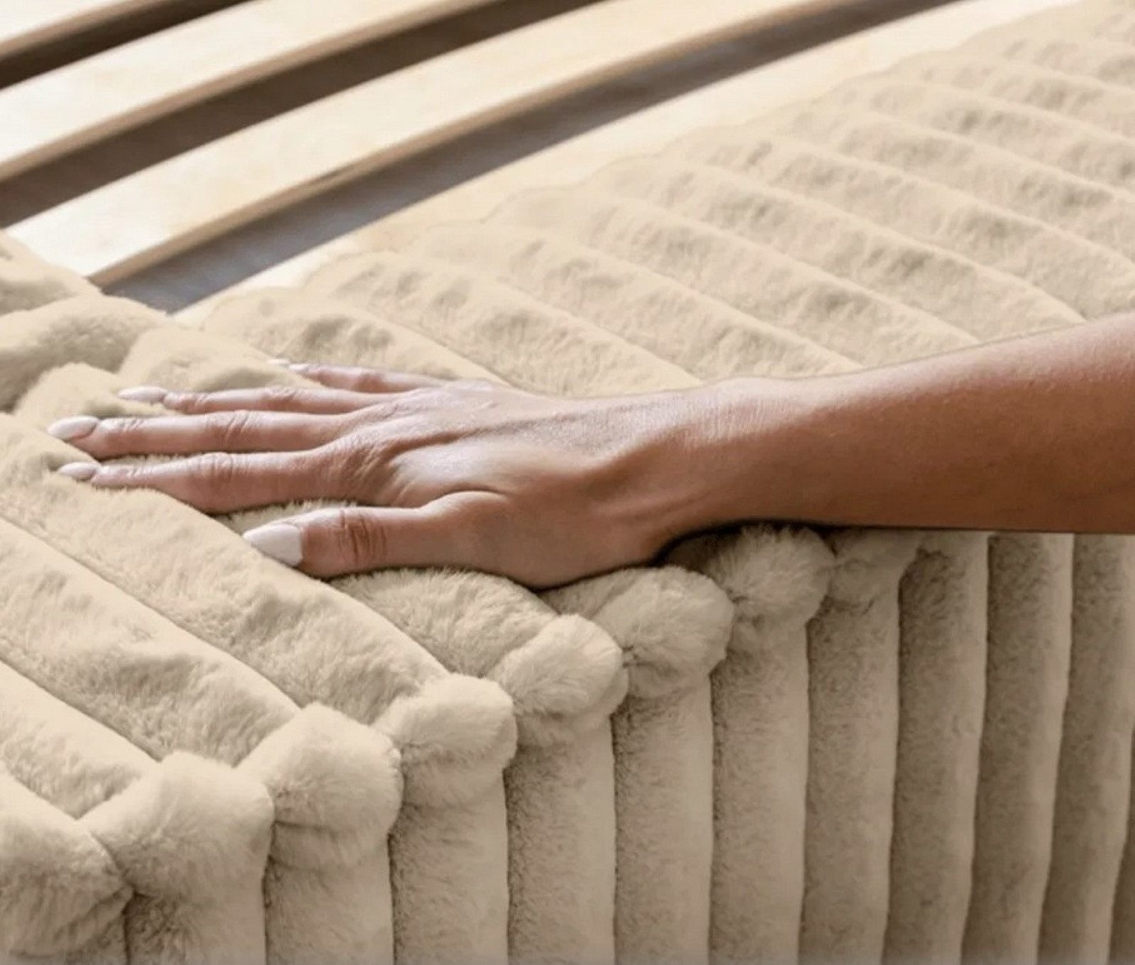 VIVENTE Möbel Ecksofa BERI in breitem CORD Stoff mit Schlaffunktion u. Bettkasten, mit Bettkasten