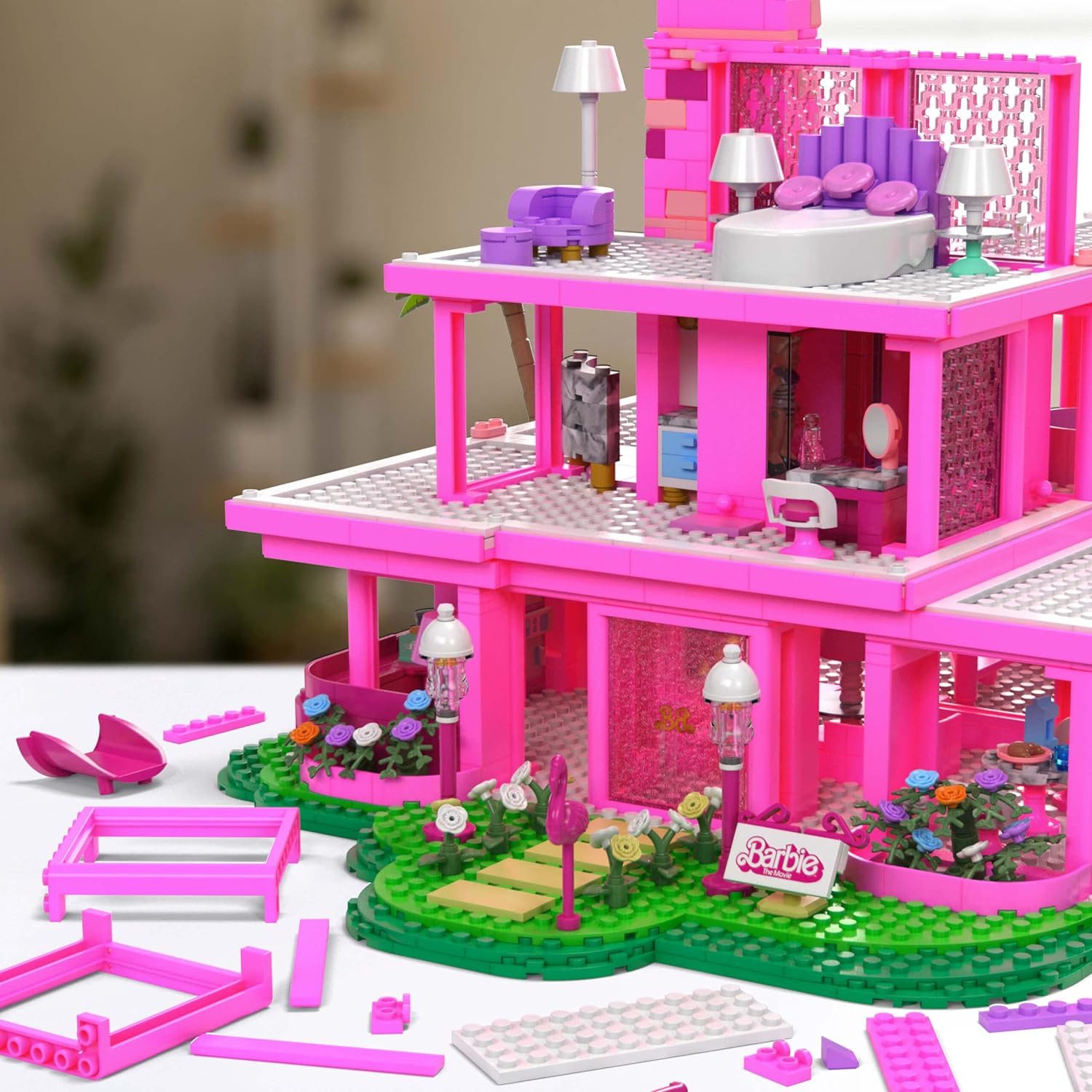 Mattel® Mega Construx BARBIE The MOVIE Dreamhouse / Puppenhaus (HPH26) Konstruktions-Spielset, (1795 St), 3 Stockwerke