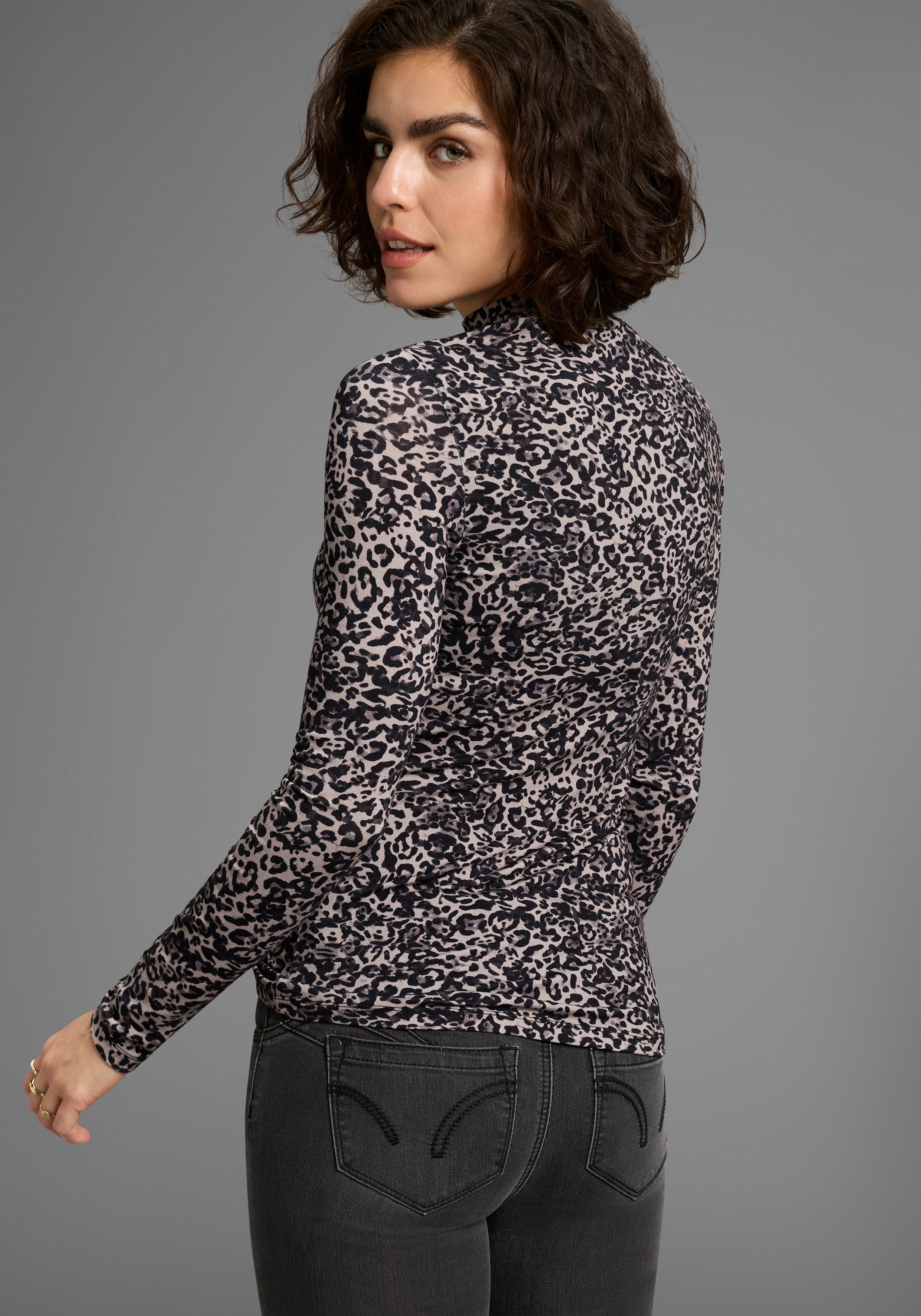 Laura Scott Longsleeve in modischem Leoparden-Print
